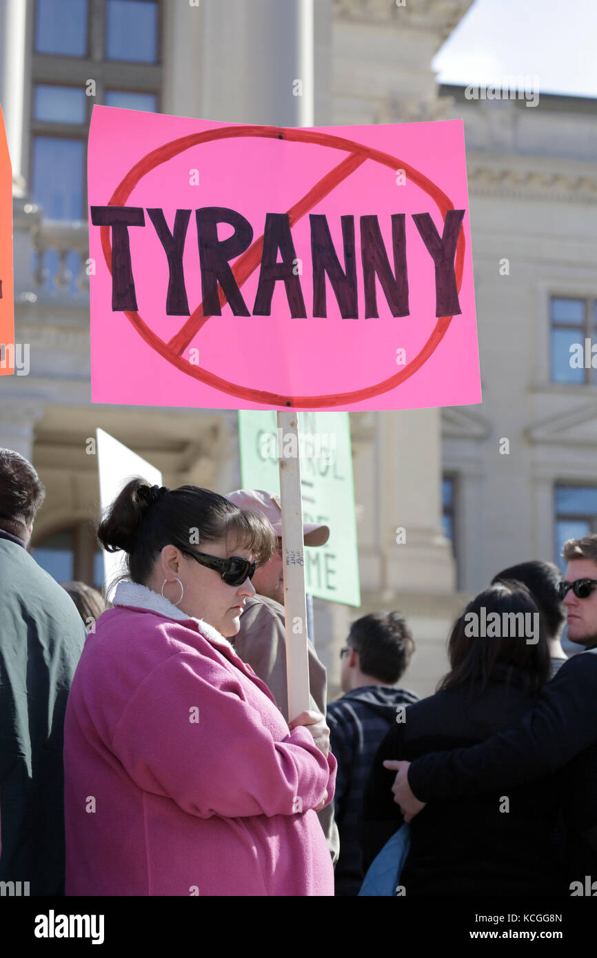 Atlanta, Georgia, USA, 19. Januar 2011, Frau hält mit Wort Tyrannei durchgestrichen, an der zweiten Änderungsantrag Rallye, Georgia State Capitol Stockfoto