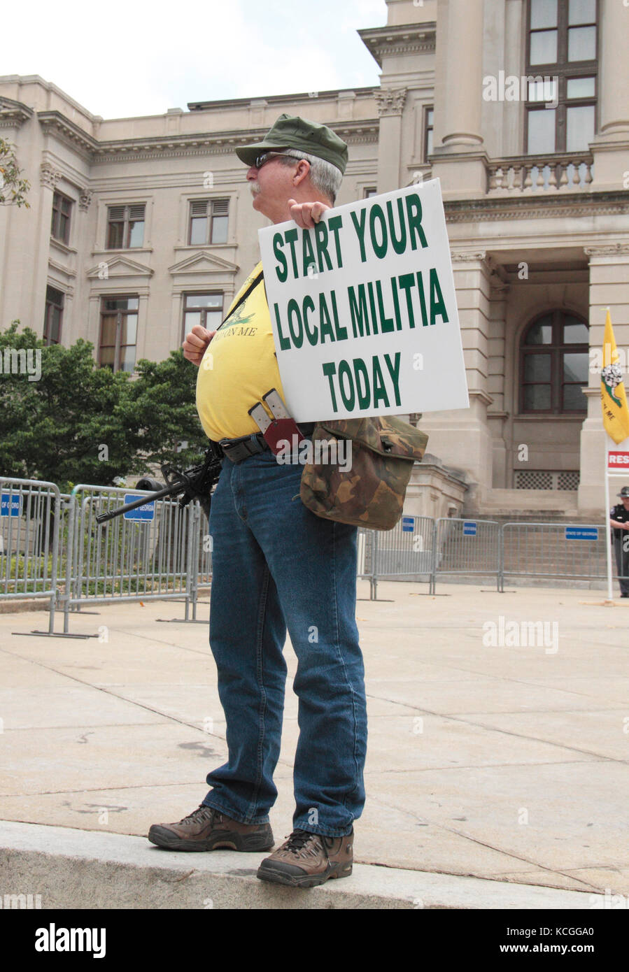 Atlanta, Georgia USA, 23 Jun 2011, Mann hält Gewehr und Protest anmelden lesen Ihrer lokalen Milizen heute beginnen, an der zweiten Änderungsantrag rally Georgia State Capitol Stockfoto