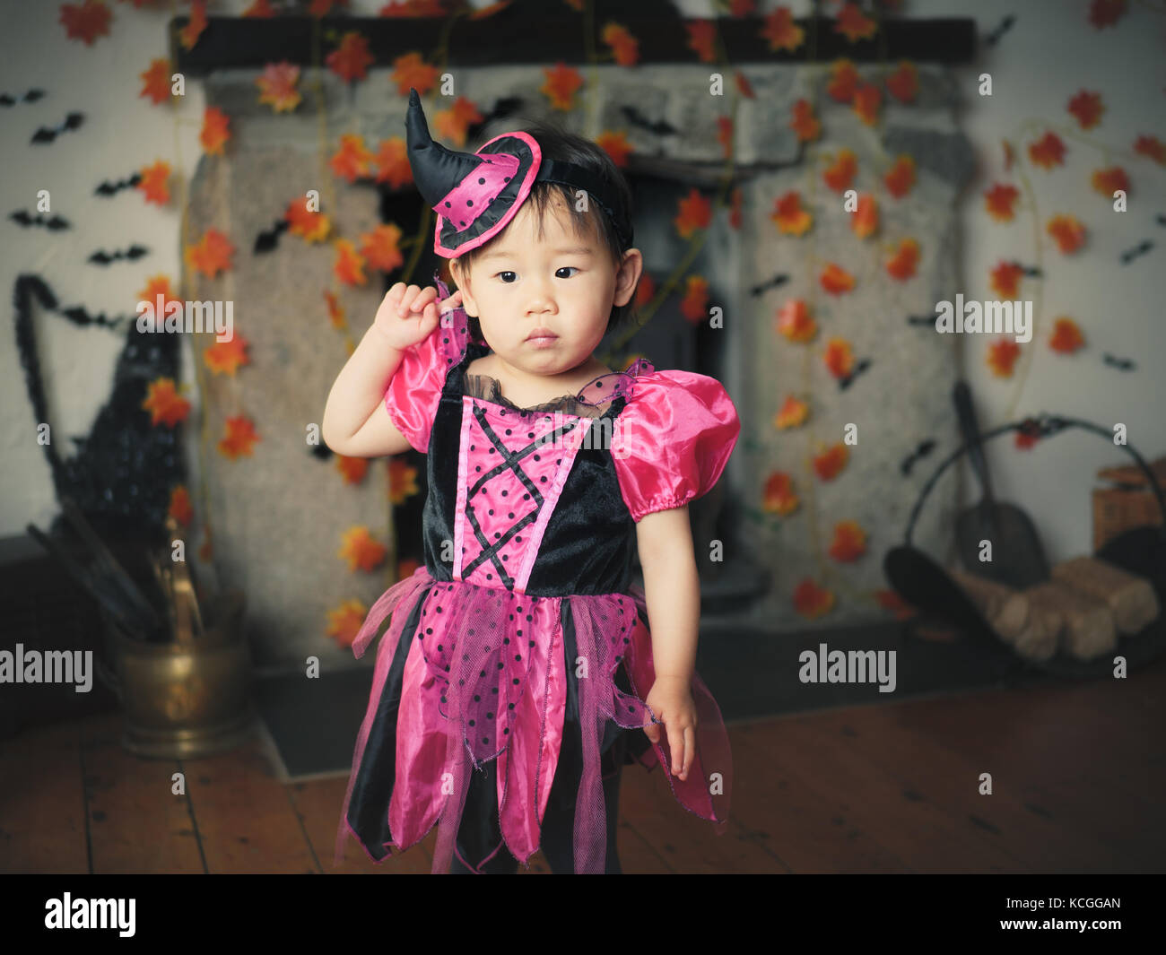 Baby Mädchen feiern ihren ersten Halloween Party Stockfoto
