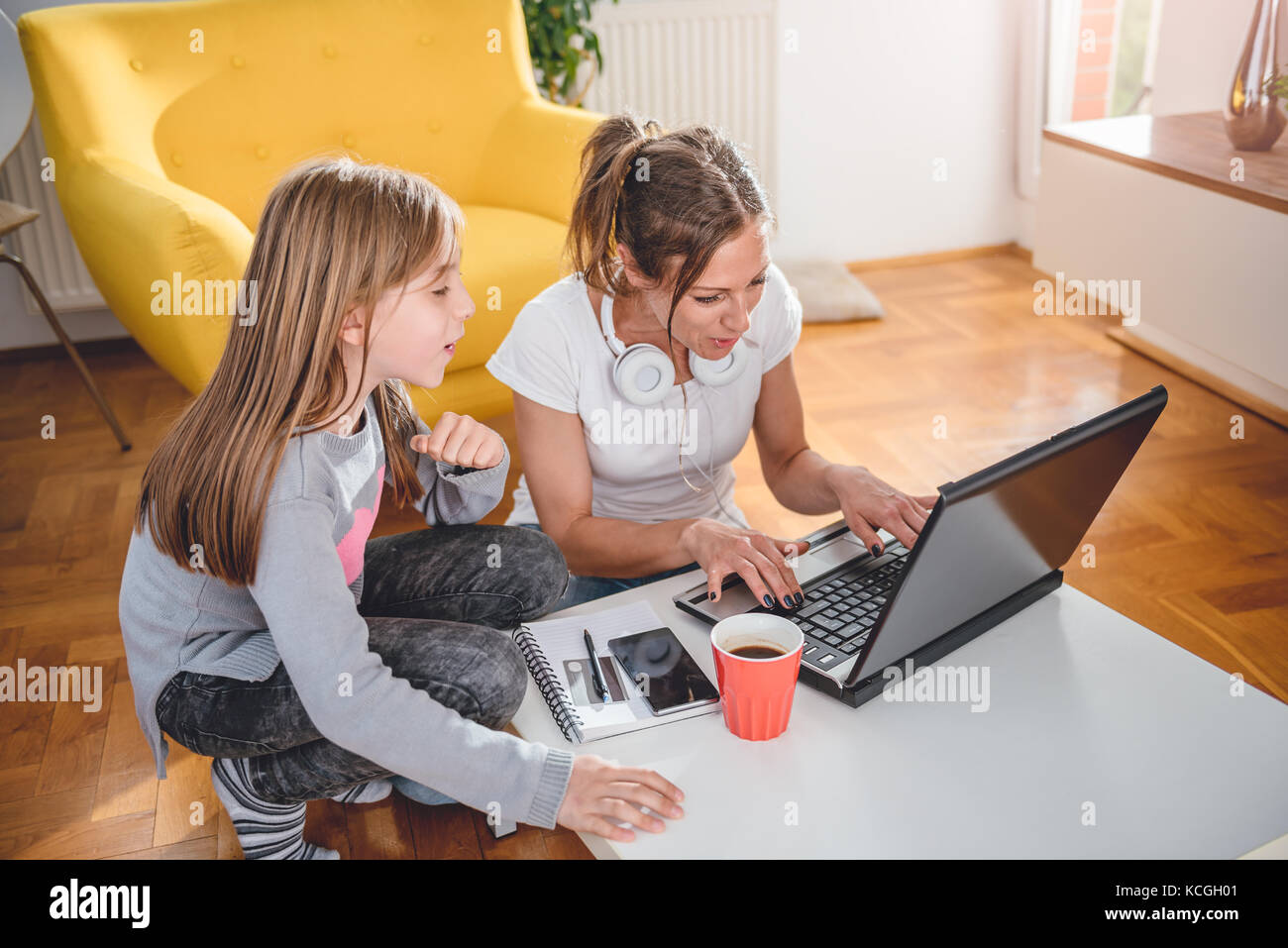 Mutter und Tochter Videospiele auf Laptop zu Hause Stockfoto