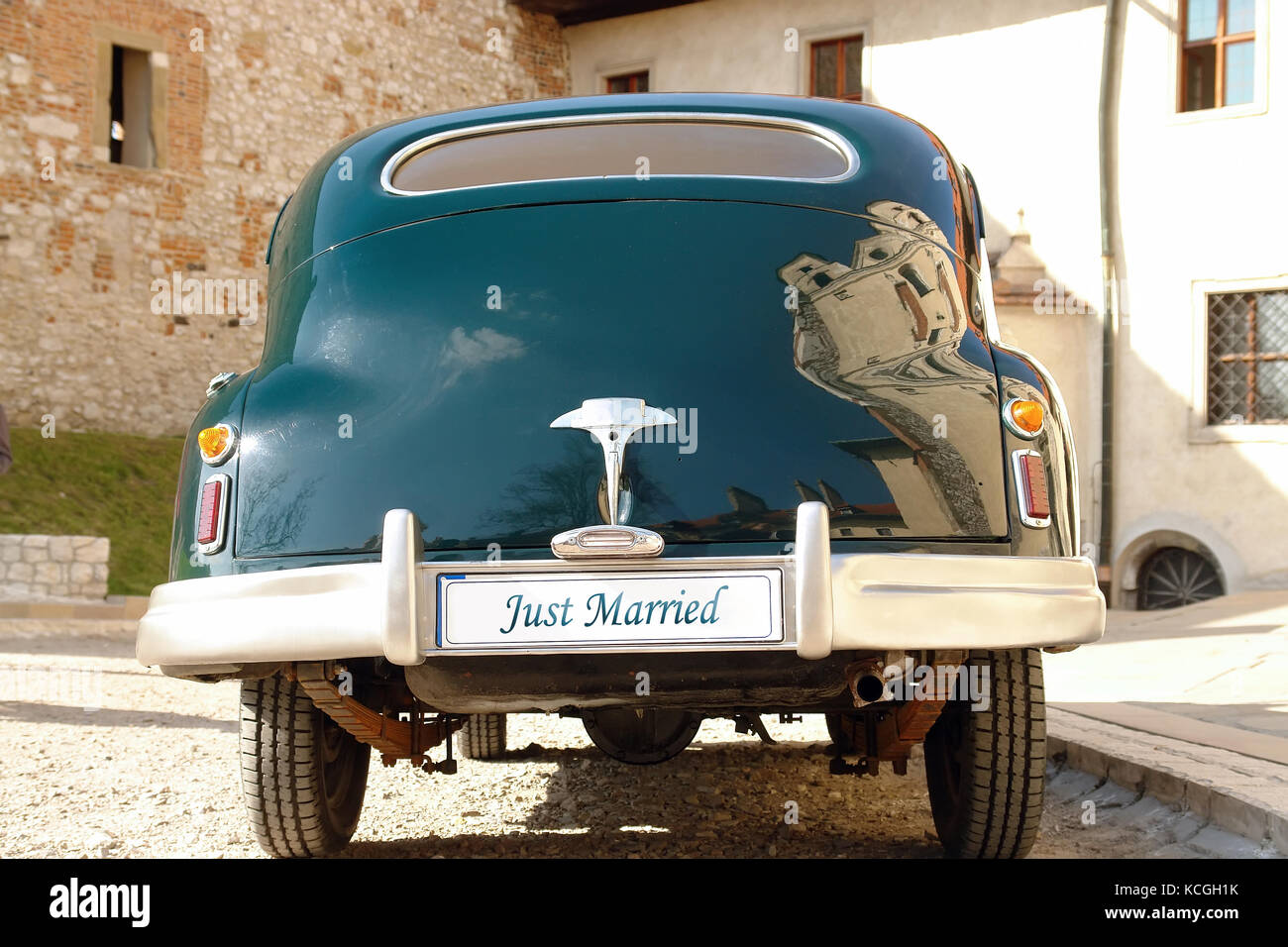 Rückseite des Dunkelgrün retro Hochzeit Auto mit Just married Nummernschild Stockfoto