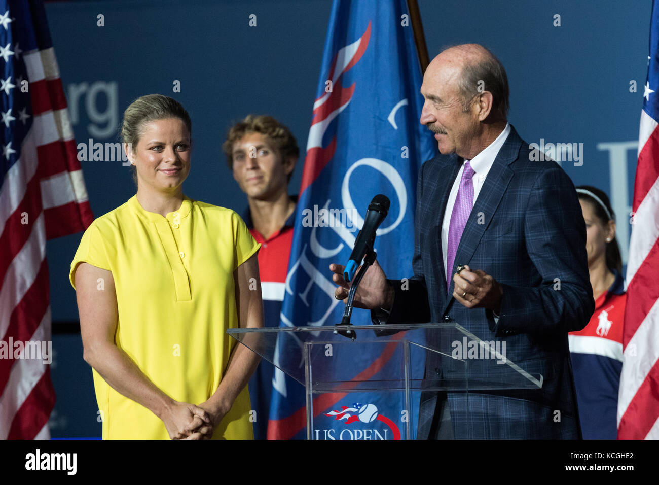 Kim Clijsters erhielt den Tennis Hall of Fame Ring von Stan Smith bei den US Open Tennis Championships 2017. Stockfoto