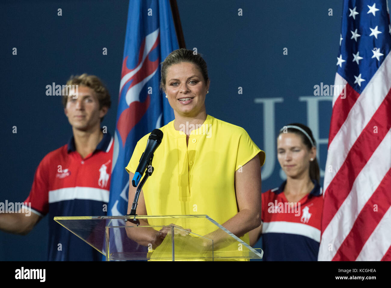 Kim Clijsters erhielt den Tennis Hall of Fame Ring von Stan Smith bei den US Open Tennis Championships 2017. Stockfoto