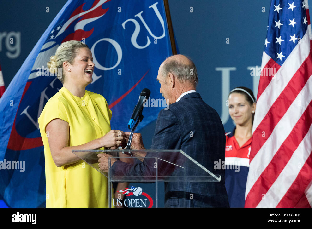Kim Clijsters erhielt den Tennis Hall of Fame Ring von Stan Smith bei den US Open Tennis Championships 2017. Stockfoto