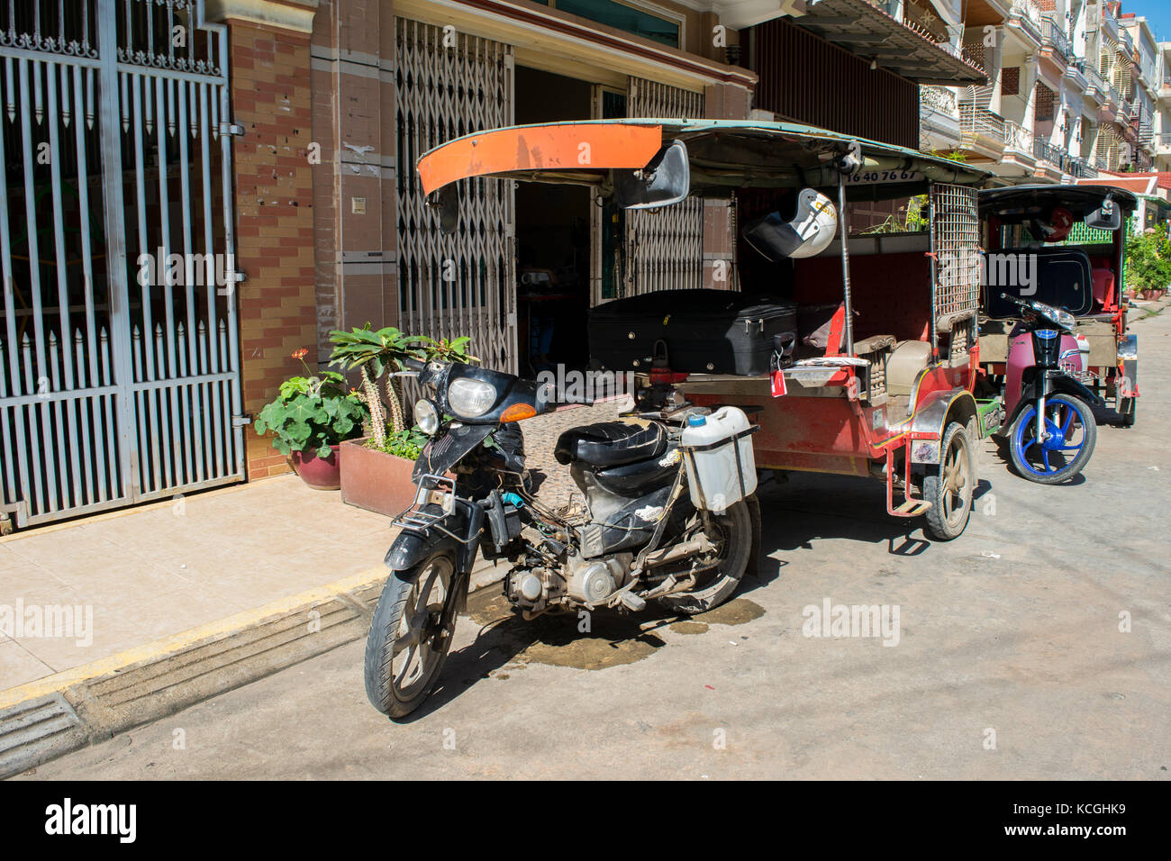 Zwei Tuk-tuks, Auto-Rikscha, in einer Straße in Phnom Penh geparkt, Warten auf Kunden. Tuk-tuk Sitze 5 Passagiere. Kambodscha, Südostasien Transport Stockfoto
