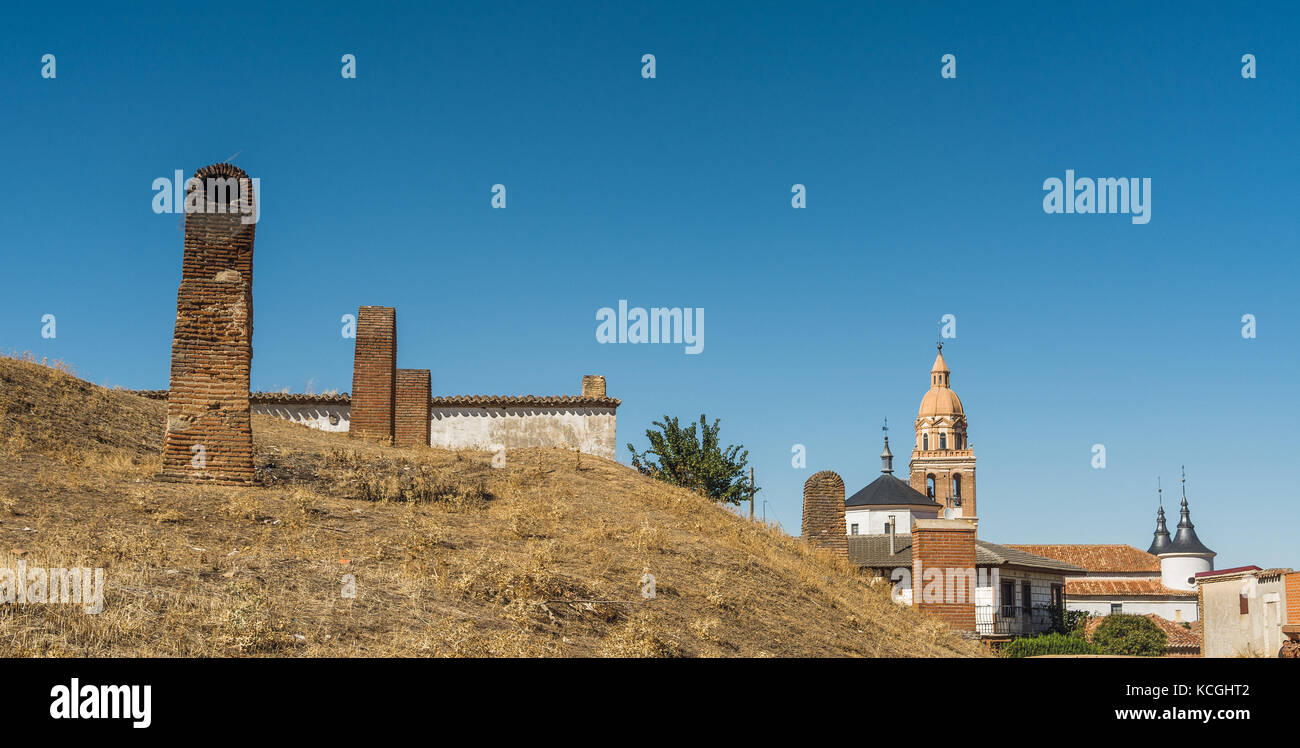 Keller Schornsteine und Asunción de Nuestra Señora, Rueda, Castilla y Leon, Spanien Stockfoto