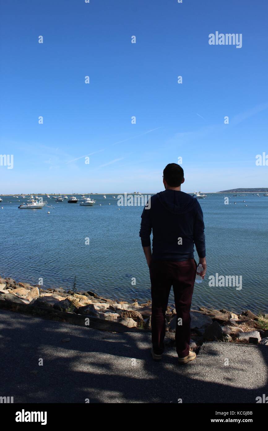 Mann, der an der Küste des Atlantischen Ozeans in Massachusetts, in der Nähe von Plymouth Rock Stockfoto
