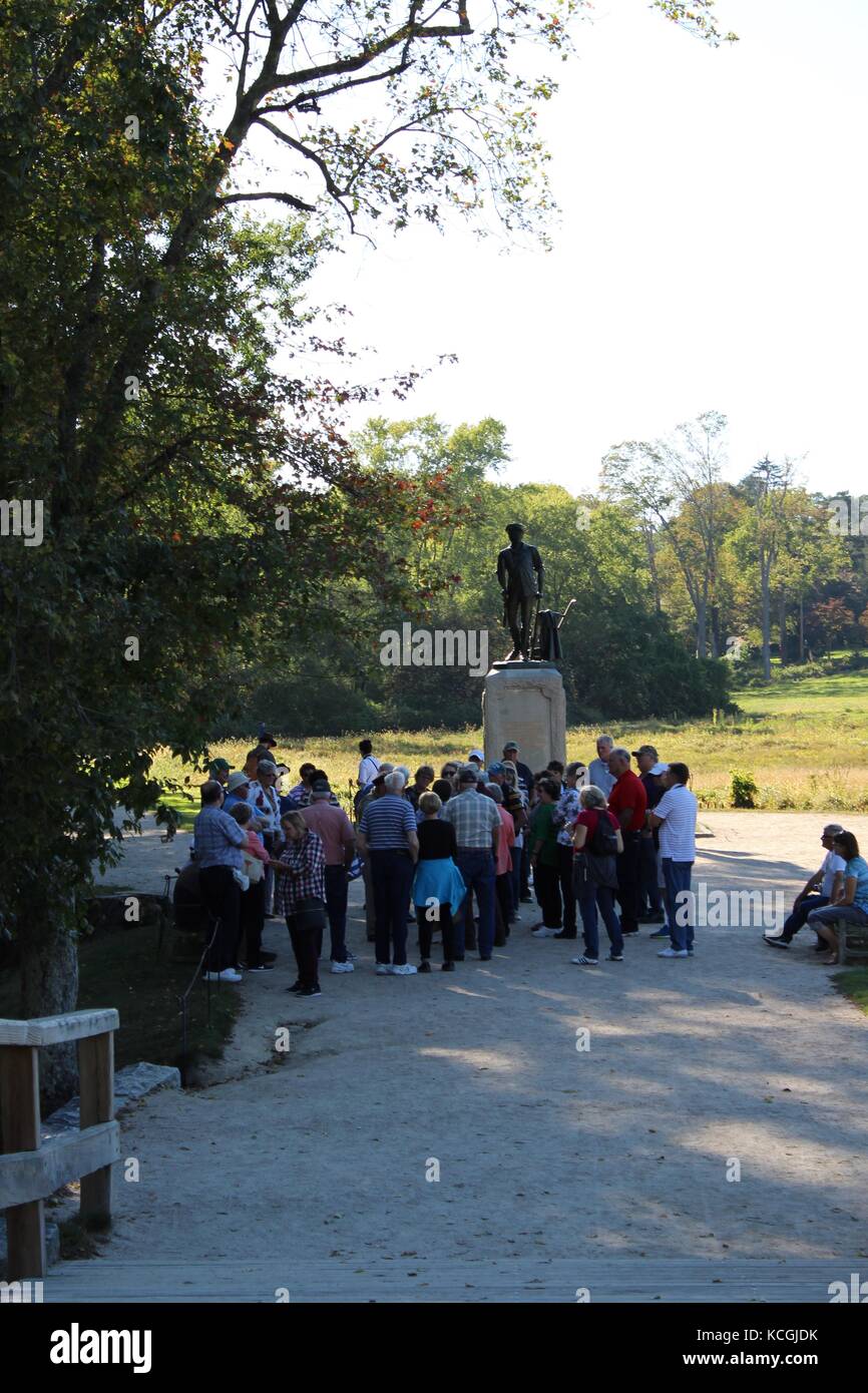 Minute Man National Historic Park mit einer Menge von Leuten auf einer Tour Hören zu einem Lautsprecher Kind einer Statue Stockfoto