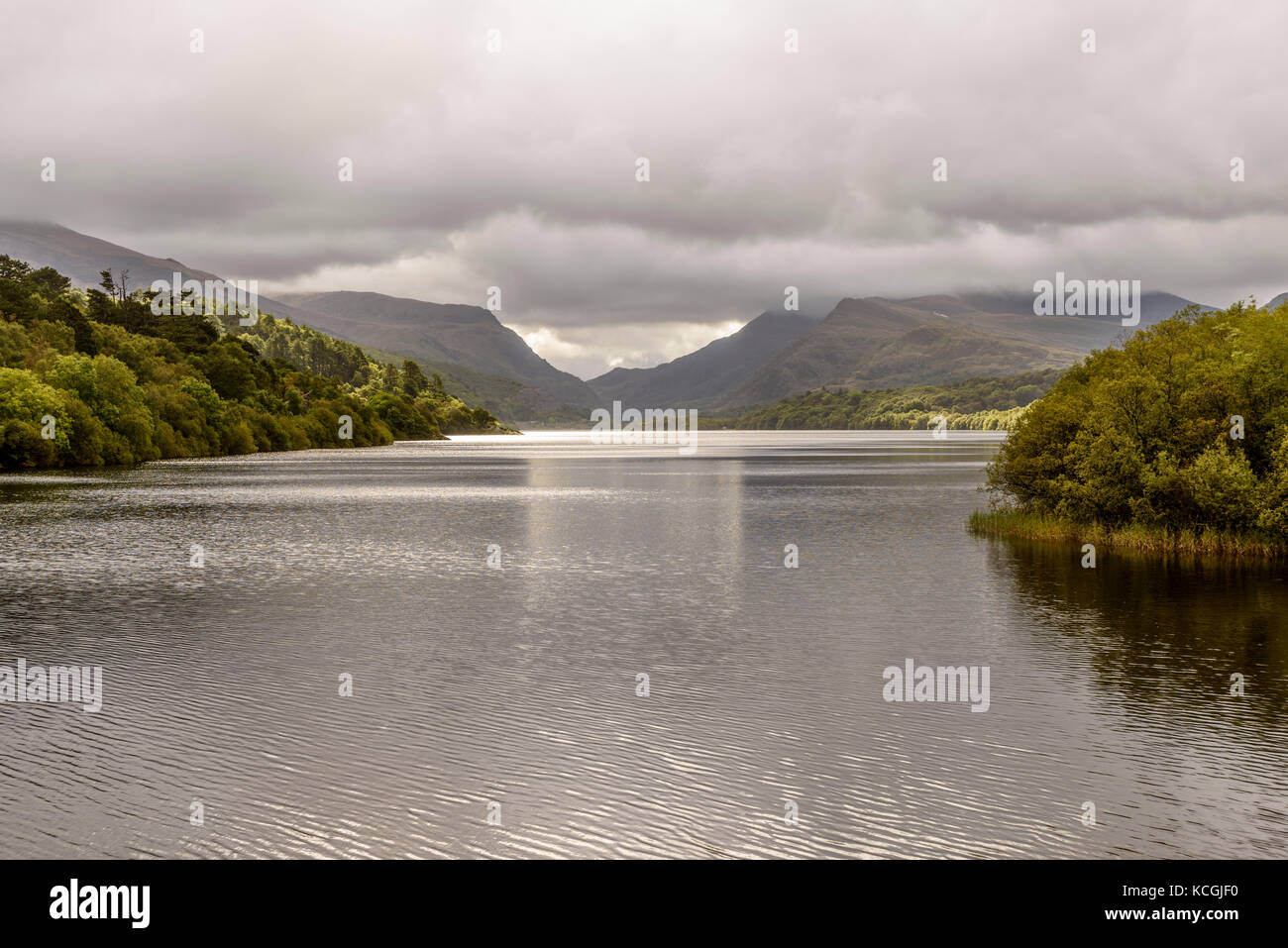 Llyn Padarn See an einem bewölkten Morgen, Snowdonia National Park, Gwynedd, Wales, Großbritannien Stockfoto