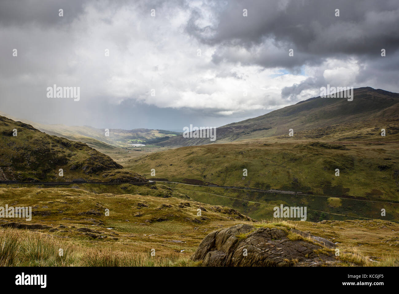 Blick von Bergleuten track Strecke in der Nähe des Pen-y-Pass in den Bergen von Snowdonia Nationalpark, Gwynedd, Wales, Großbritannien Stockfoto