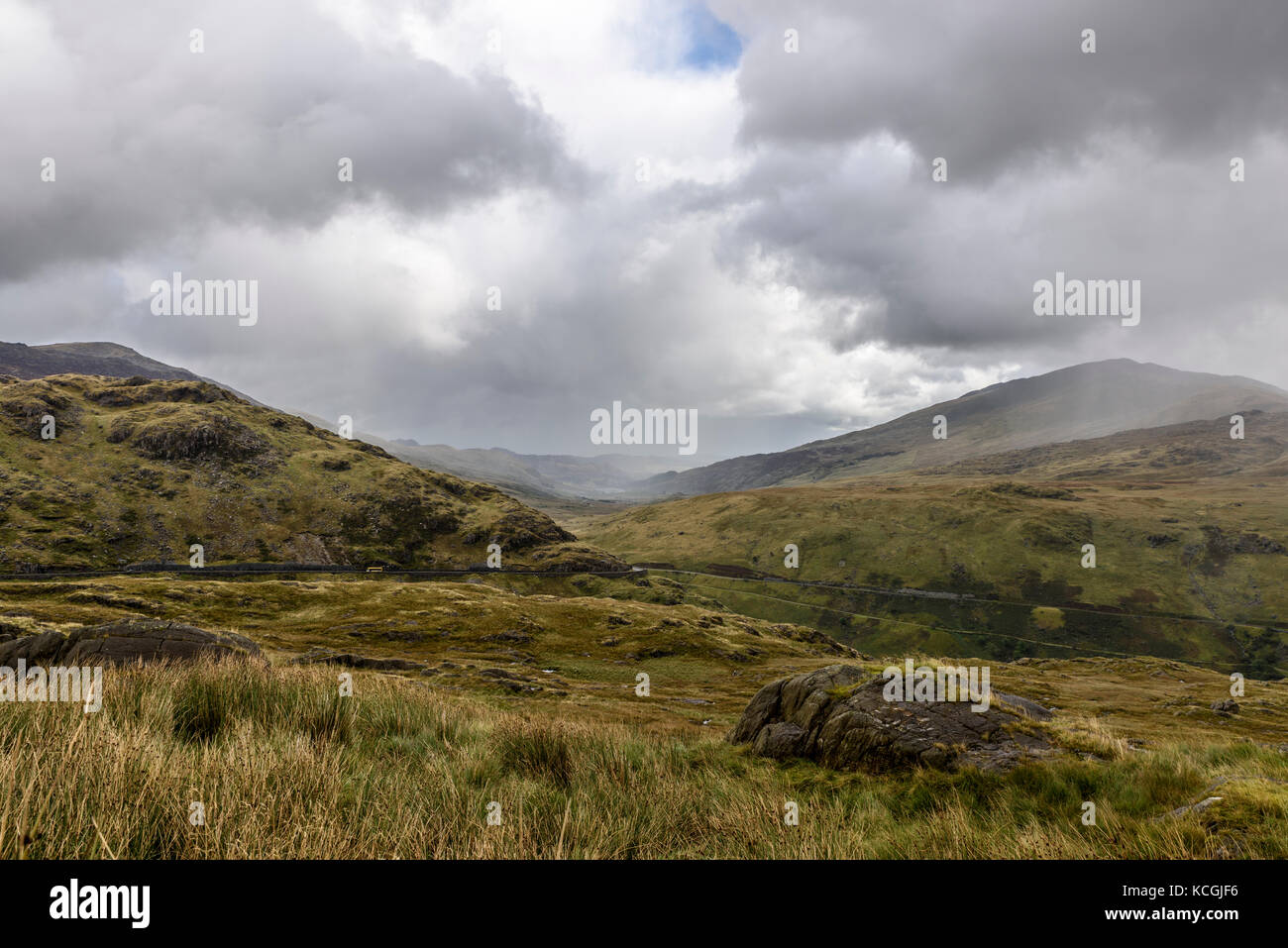 Blick von Bergleuten track Strecke in der Nähe des Pen-y-Pass in den Bergen von Snowdonia Nationalpark, Gwynedd, Wales, Großbritannien Stockfoto