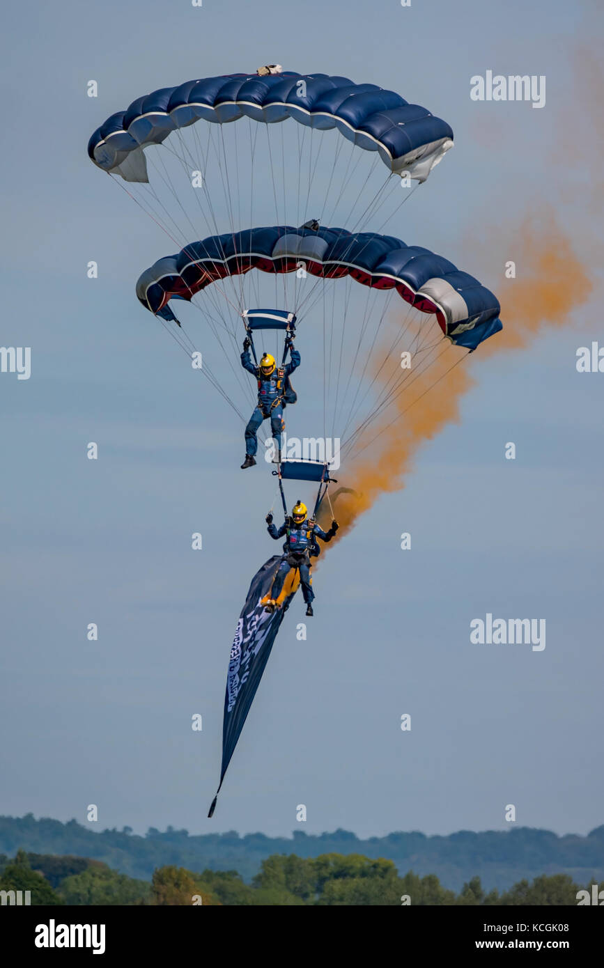 Die Tiger Fallschirm display Team beweisen in der 2017 dunsfold Air Show. Stockfoto