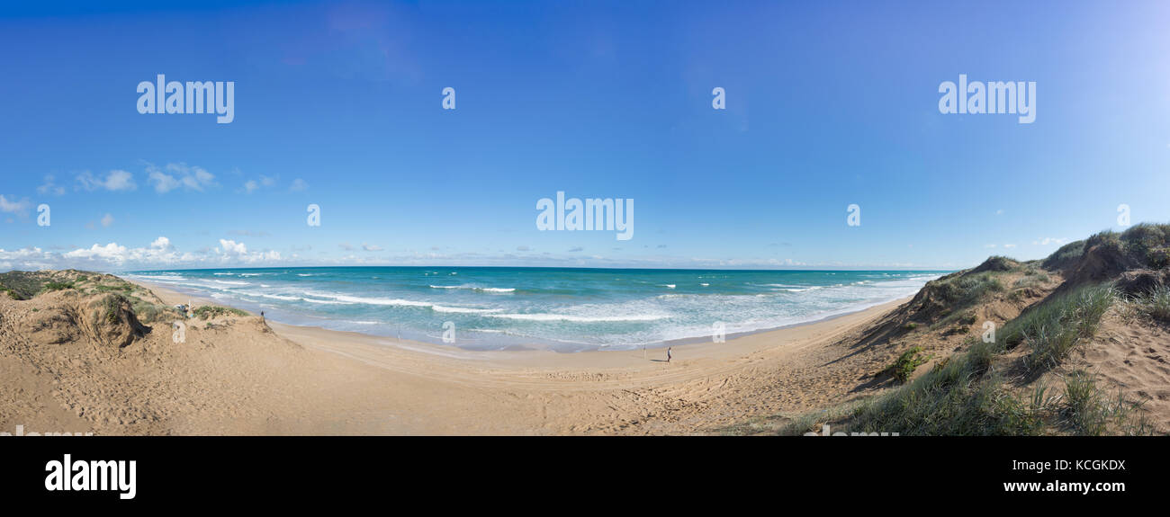 Sonnigen Tag an der Küste von South Australia. weiße Sandstrände mit Dünen und das blaue Meer. Stockfoto