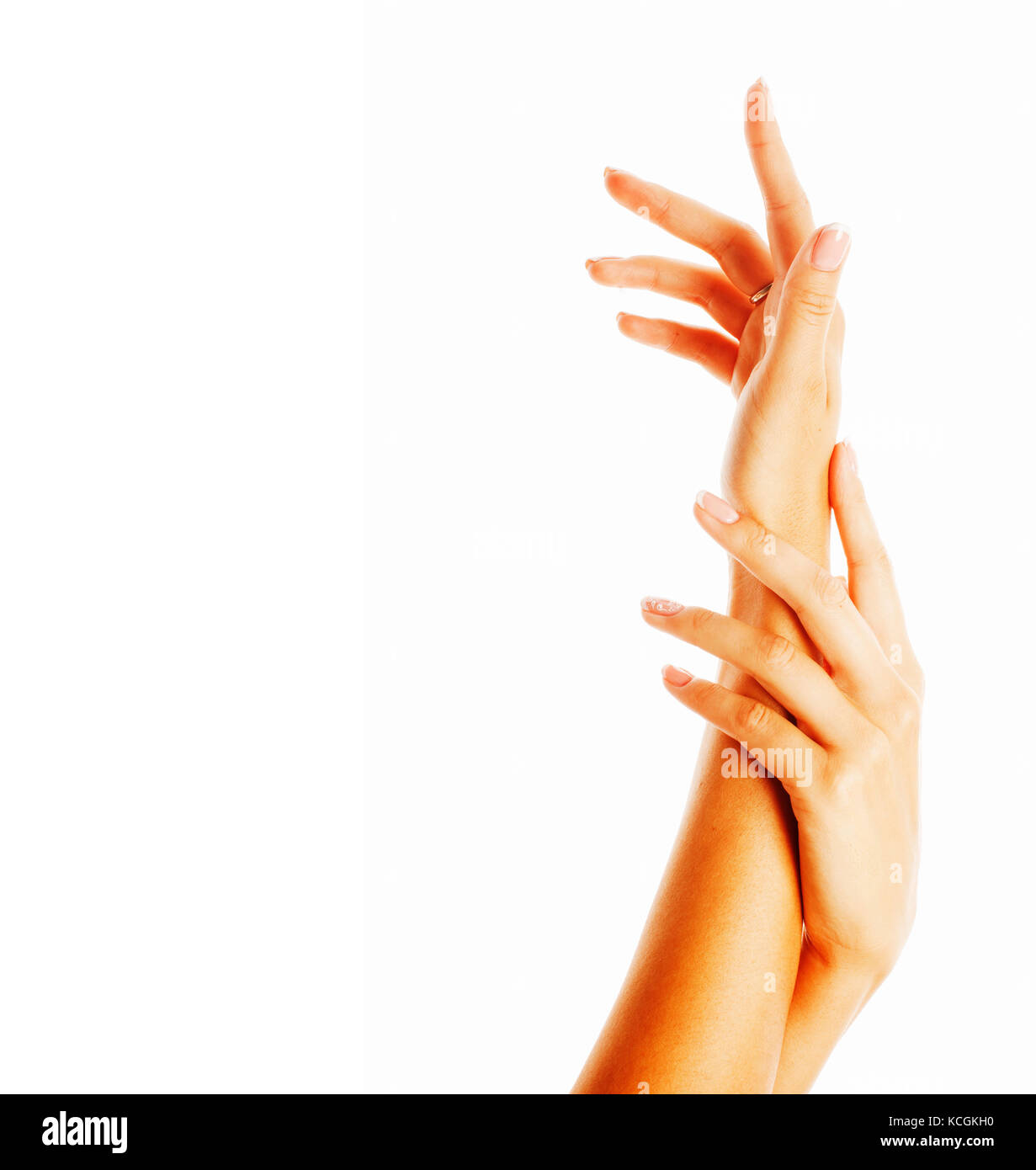 Schönheit zarte Hände mit Maniküre hält Blume Lilie hautnah Stockfoto