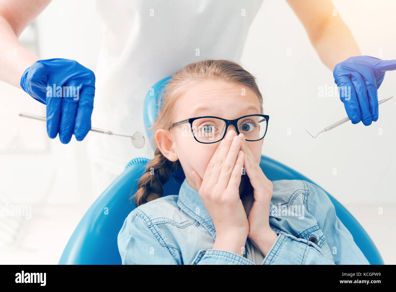 Erschrocken Schülerin die Teilnahme an Zahnarzt Stockfoto