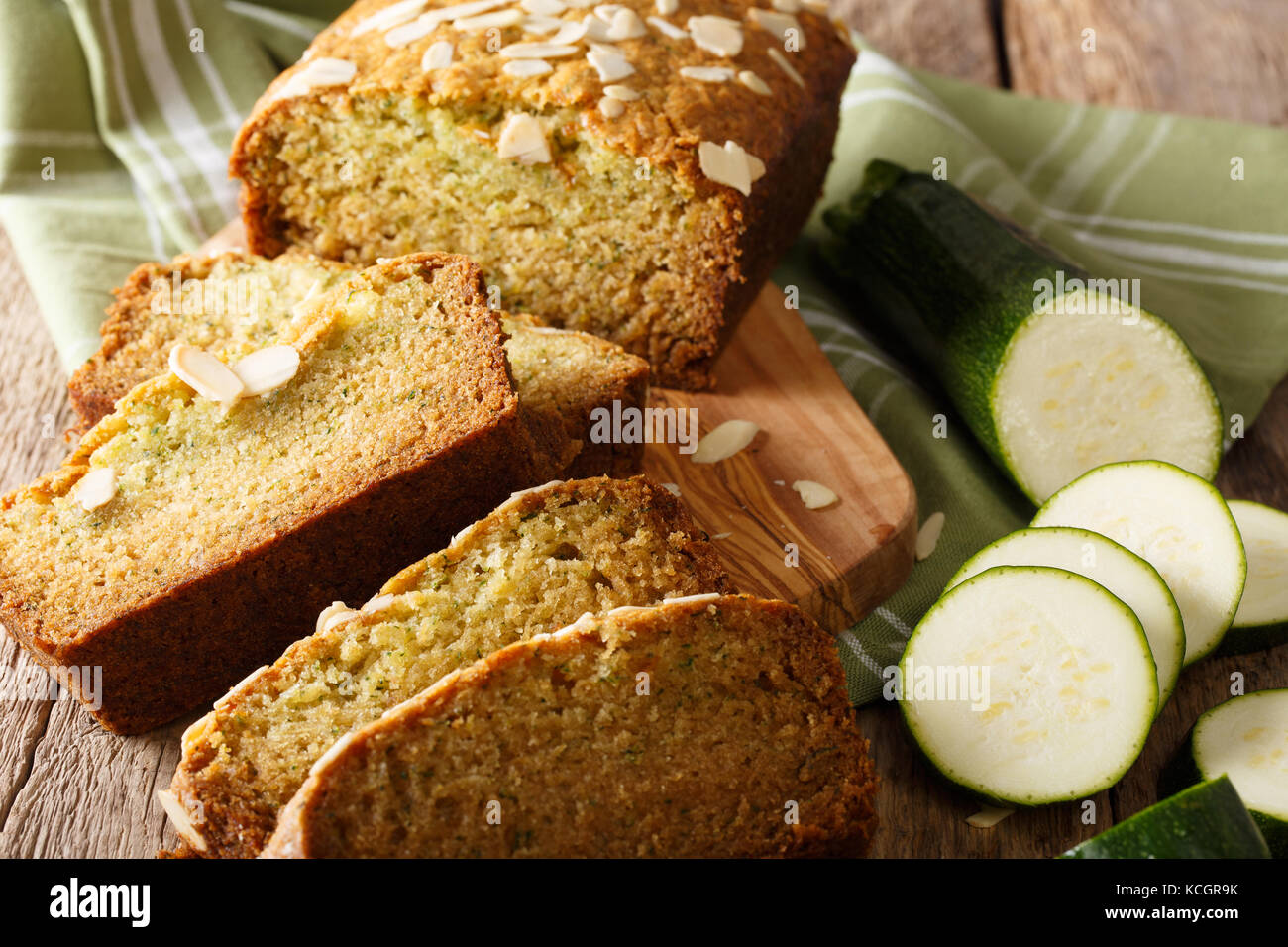 Hausgemachte geschnittene Zucchini Brot mit Mandeln close-up auf dem Tisch. Horizontale Stockfoto