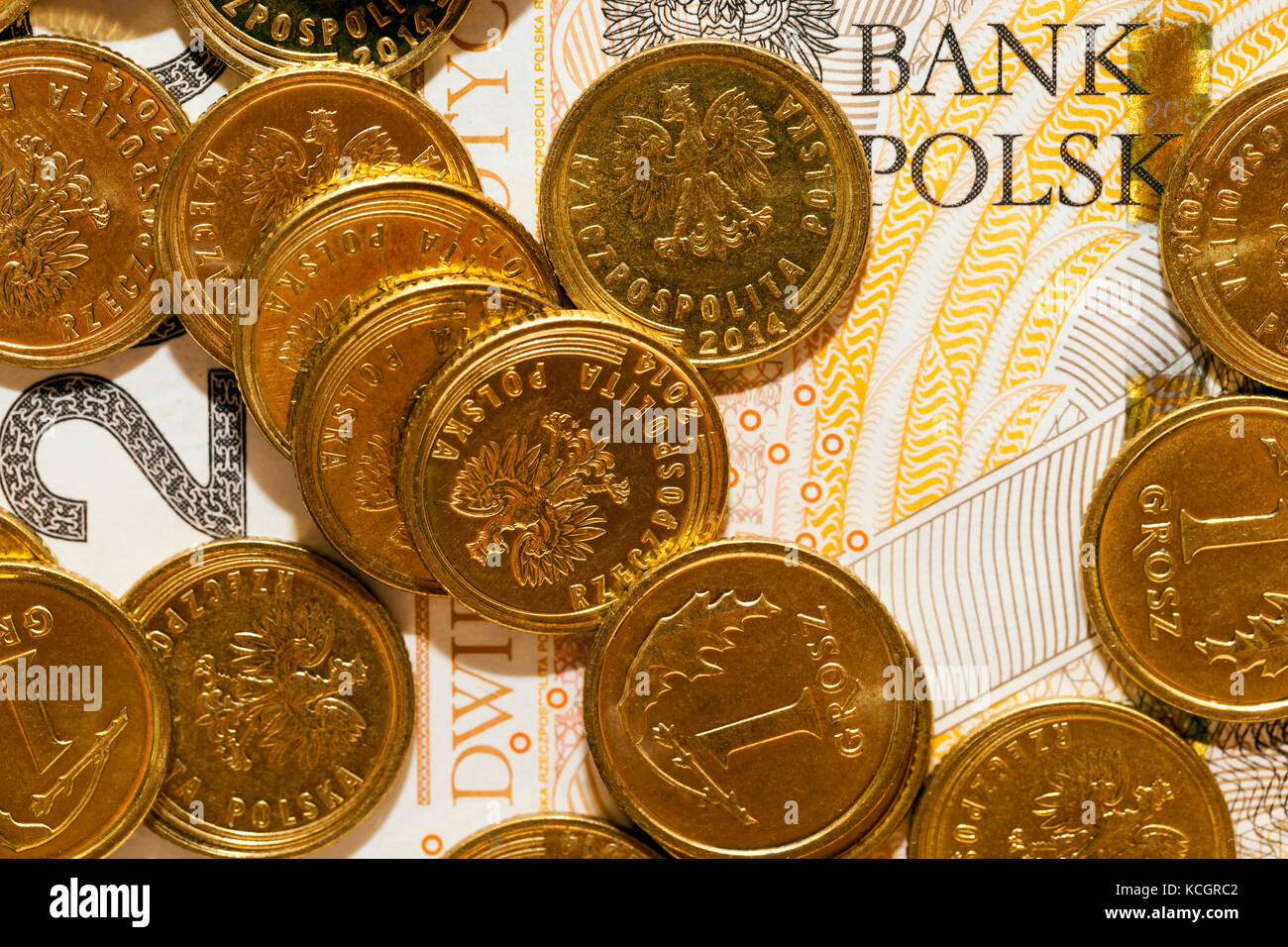 Fotografiert Nahaufnahme polnisches Geld - Münzen und Banknoten PLN , auf einem Haufen liegen. Geringe Schärfentiefe Stockfoto