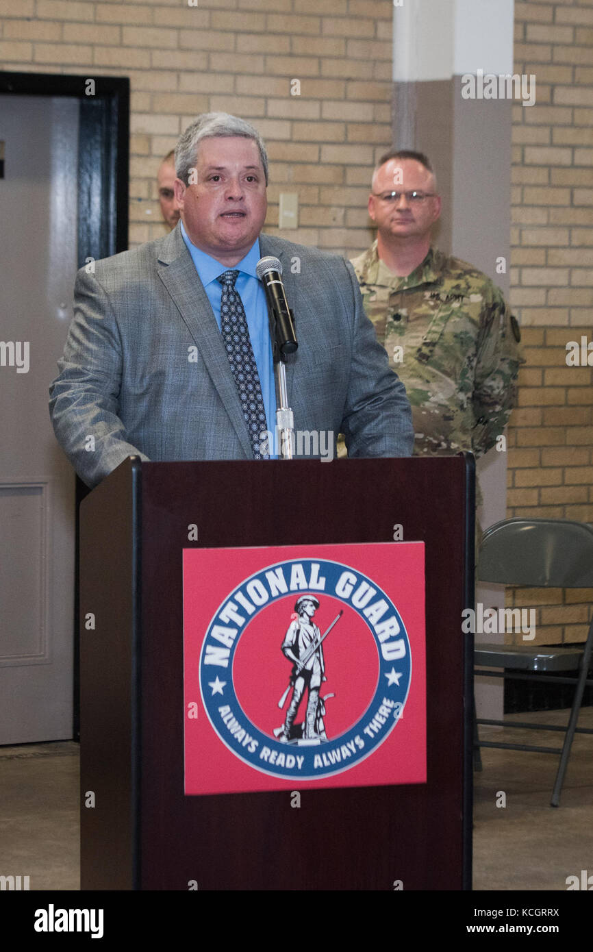 Dr. John Jones, jr., liefert der Aufruf für seinen Bruder, U.S. Army col. Jeffrey ein. Jones, stellvertretender Adjutant General für die Armee in die South Carolina National Guard, in den Rang von Brig gefördert. gen. Mit vereinten Kräften, das Hauptquartier der South Carolina National Guard in Columbia, South Carolina, 8. Juli 2017. Jones ist verantwortlich für die Überwachung der Army National Guard die Bereitschaft des Staates und der Ausbildung und dient auch als Dual status Kommandant während militärischer Unterstützung der Missionen des zivilen Autorität. (U.s. Army National Guard Foto von Sgt. Brian Calhoun) Stockfoto