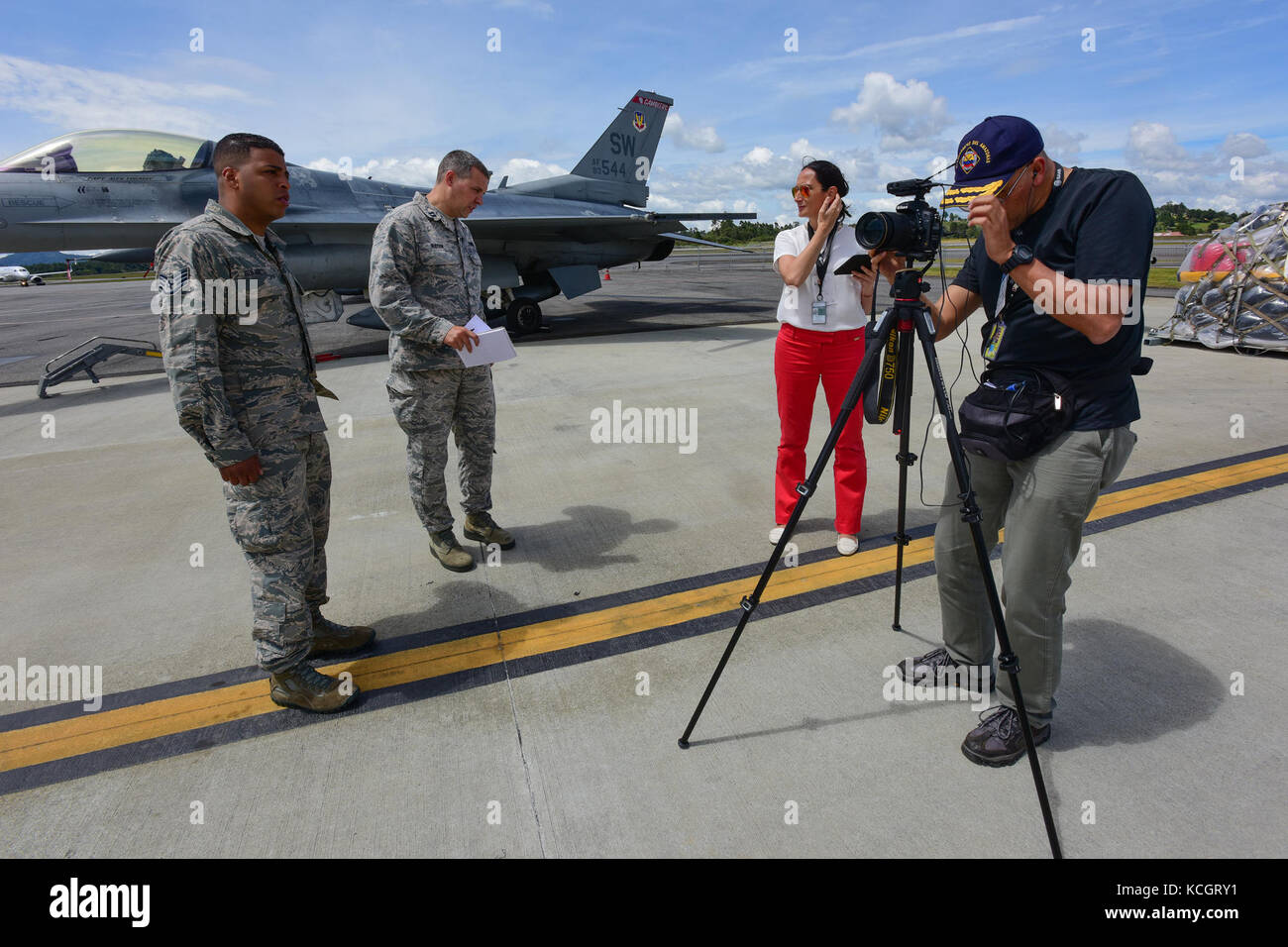 US Air Force Capt. Stephen Hudson, der Public Affairs Officer der South Carolina Air National Guard 169th Fighter Wing, links, und Staff Sgt zugewiesen. Edgardo Bolanos, ein Signalinformationsanalyst, der der Luftwaffenbasis Lackland zugewiesen wurde, nimmt an einem Video für die US-Botschaft am internationalen Flughafen José María Córdova während der Feria Aeronautica Internacional – Colombia 2017 in Rionegro, Kolumbien, 11. Juli 2017 Teil. Die United States Air Force nimmt an der viertägigen Flugschau Teil, bei der zwei F-16-Luftwaffen der South Carolina Air National Guard als statische Anzeigen sowie statische Anzeigen eines KC-135, KC-10, Stockfoto