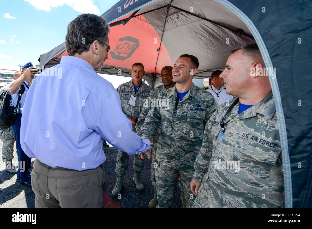 Us-Botschafter in Kolumbien kevin Whitaker spricht mit US-Flieger in die 169th Fighter Wing zugeordnet, South Carolina Air National Guard, während der f-air Kolumbien air show in rionegro, Antioquia, Kolumbien, 13. Juli 2017. Die Vereinigten Staaten militärische Beteiligung in der Air Show bietet eine Gelegenheit zur Verstärkung unseres militärischen Beziehungen mit regionalen Partnern und bietet die Möglichkeit, mit unseren kolumbianischen Luftwaffe Gegenstücke zu erfüllen. die South Carolina National Guard mit Kolumbien durch staatliche Partnerschaft Programm der National Guard gekoppelt wurde seit 2012. (Us-ai Stockfoto