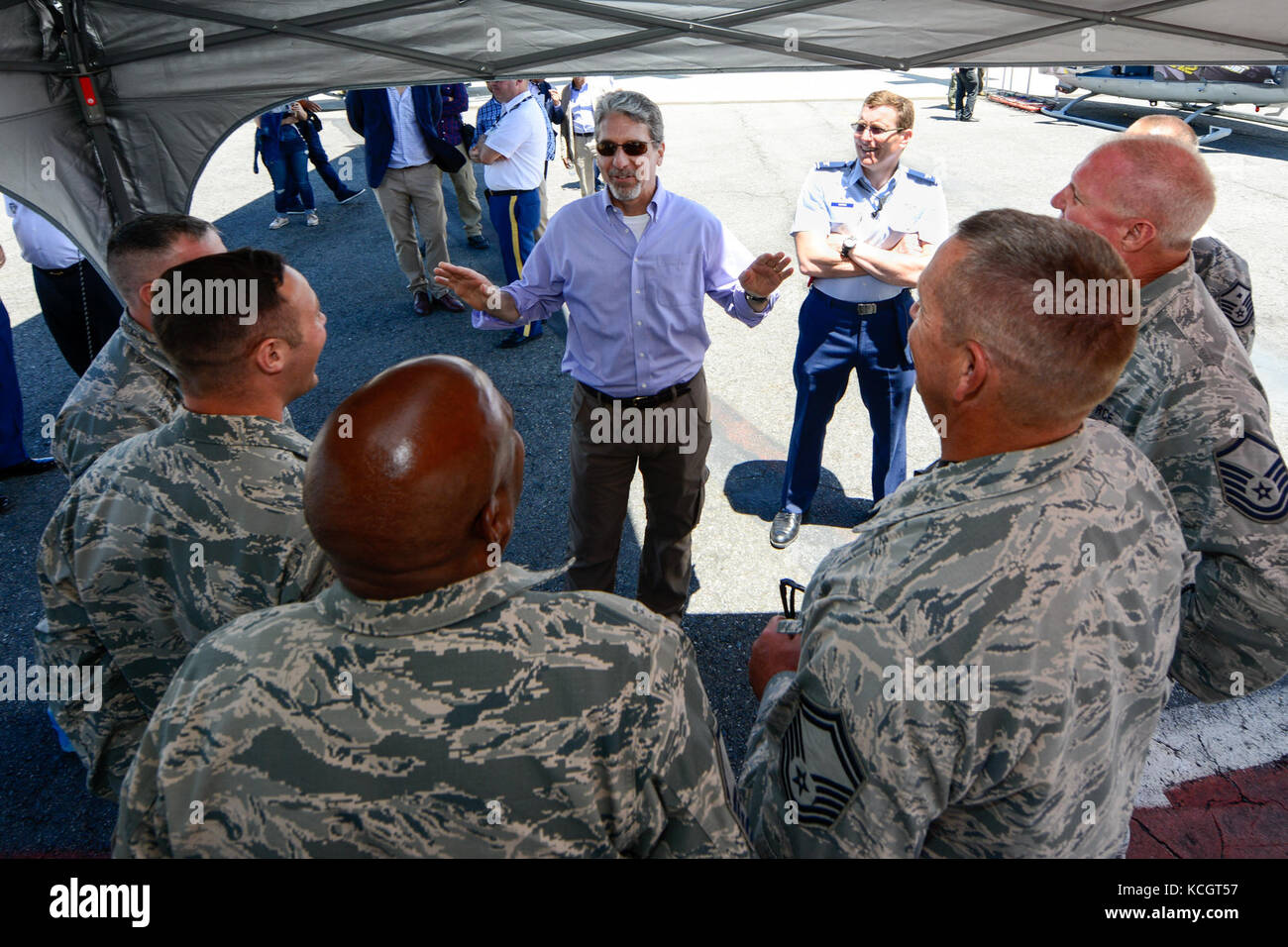 Us-Botschafter in Kolumbien kevin Whitaker spricht mit US-Flieger in die 169th Fighter Wing zugeordnet, South Carolina Air National Guard, während der f-air Kolumbien air show in rionegro, Antioquia, Kolumbien, 13. Juli 2017. Die Vereinigten Staaten militärische Beteiligung in der Air Show bietet eine Gelegenheit zur Verstärkung unseres militärischen Beziehungen mit regionalen Partnern und bietet die Möglichkeit, mit unseren kolumbianischen Luftwaffe Gegenstücke zu erfüllen. die South Carolina National Guard mit Kolumbien durch staatliche Partnerschaft Programm der National Guard gekoppelt wurde seit 2012. (Us-ai Stockfoto