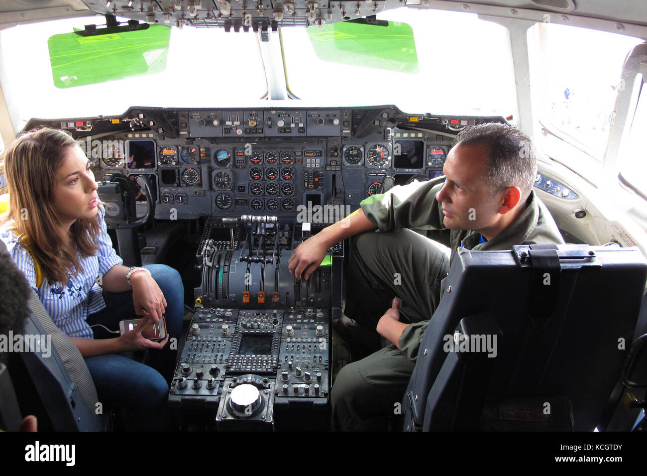 Juanita Gomes, einem Reporter von Noticias Caracol Fernsehen in Bogota, Interviews US Air Force Senior Master Sgt. Russell Downie, mit dem 79 Luftbetankung Geschwader von Travis Air Force Base, Calif., im Cockpit eines KC-10 während der Kolumbianischen Luftwaffe Feria Aeronautica Internaccional - Kolumbien in Rionegro, 14. Juli 2017. Die United States Air Force ist die Teilnahme an der 4-tägigen Air Show mit zwei Südcarolina Air National Guard F-16 als statische Displays, plus statischem zeigt von einer KC-135, KC-10, zusammen mit einer Antenne Demonstration des Air Combat Command Viper Osten Demo Te Stockfoto