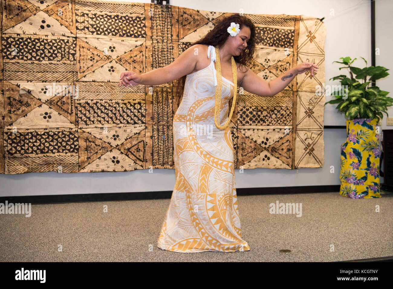 Mitglieder des Pazifik nesian Tanzgruppe preform ihre einheimischen Tänze während der asiatischen American Pacific Islander Erbe Monat Zeremonie an der Joint Force Headquarters in Columbia, South Carolina, 24. Mai 2017. Diese Feier ist ein Ereignis, dass Menschen aus allen Kulturen und Hintergründen zusammen, um ihr Erbe und Brauchtum zu teilen. (U.s. Army National Guard Foto von spc. Chelsea Baker) Stockfoto