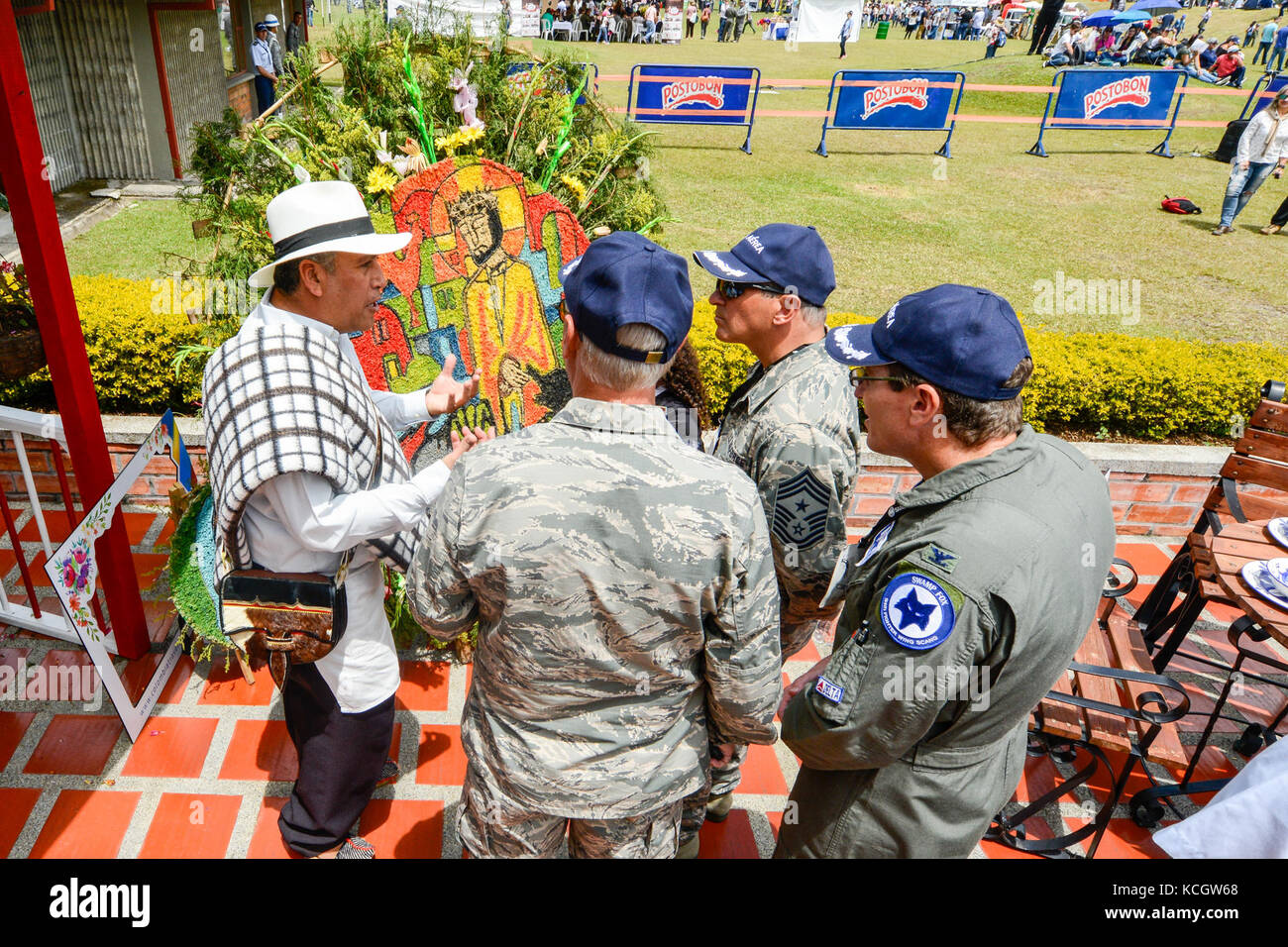 Führer von der South Carolina Air National Guard erfahren Sie mehr über die lokalen Antioquia Kultur während der F-air Kolumbien air show in rionegro, Kolumbien, 14. Juli 2017. Die Vereinigten Staaten militärische Beteiligung in der Air Show bietet eine Gelegenheit zur Verstärkung unseres militärischen Beziehungen mit regionalen Partnern und bietet die Möglichkeit, mit unseren kolumbianischen Luftwaffe Gegenstücke zu erfüllen. die South Carolina National Guard wurde mit Kolumbien durch staatliche Partnerschaft Programm der National Guard gekoppelt seit 2012. (Us Air National Guard Foto von Tech. Sgt. Jorge intriago) Stockfoto