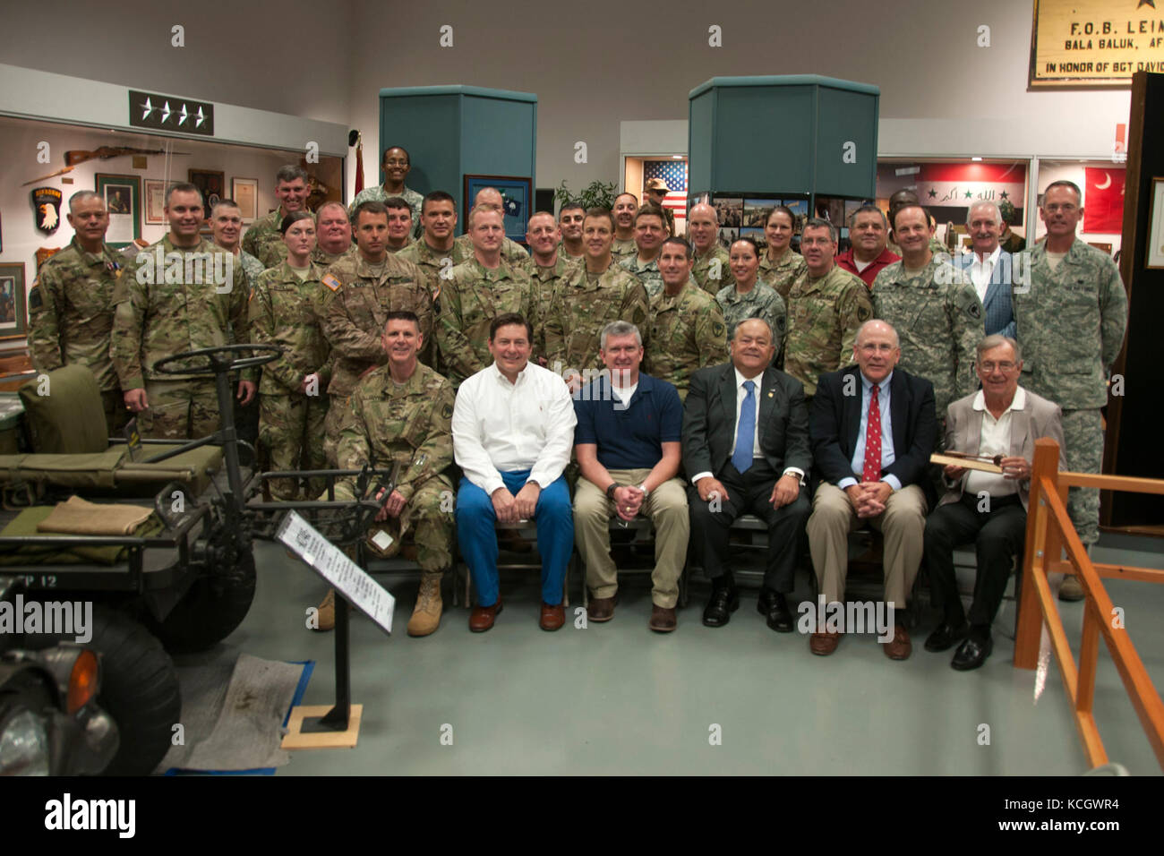 Mitarbeiter Judge Advocate spezielle Mitarbeiter des South Carolina National Guard Direktion sammeln bei einem Empfang und "der Hammer" Zeremonie an der South Carolina Military History Museum in Columbia, South Carolina, 6, 2017 August. US-Army col. William d. Kelly den Hammer Air Force col Usa weitergegeben. butch Bowers der Südcarolina Air National Guard nach Kelly nach 32 Jahren Service zurückgezogen. (U.s. Army National Guard Foto von 1 Lt. cody denson) Stockfoto