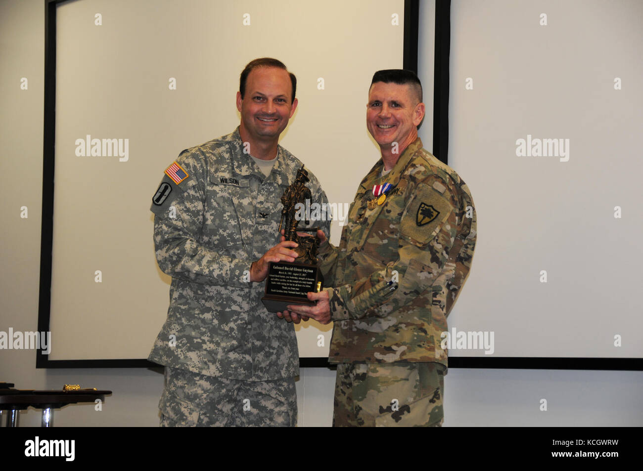 U.s. army Col. David g. guyton ist an dem Tag seiner Pensionierung bei einer Zeremonie am Tag komplexe in Kolumbien gehalten geehrt, South Carolina, 6, 2017 August. guyton im Ruhestand nach 32 Jahren in der South Carolina Army National Guard, wo er in verschiedenen Positionen tätig, einschließlich der als Mitglied der 263Rd Army Air Missile Command Verteidigung und Personal Judge Advocate serviert. (U.s. Army National Guard Foto von 1 Lt. cody denson) Stockfoto