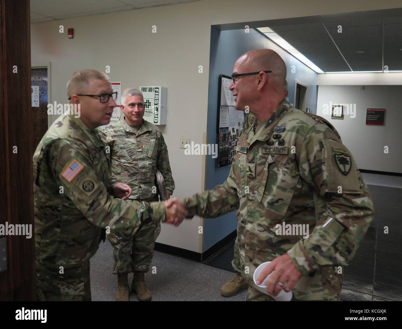 Führung in der South Carolina US Army National Guard col begrüßt. john m. cyrulik am Gebäude der Adjutant General in Columbia, South Carolina, sept. 1, 2017. cyrulik ist der neue Professor für militärwissenschaften an der Zitadelle in Charleston, South Carolina. (U.s. Army National Guard Foto von Lt.Col.cindi König) Stockfoto