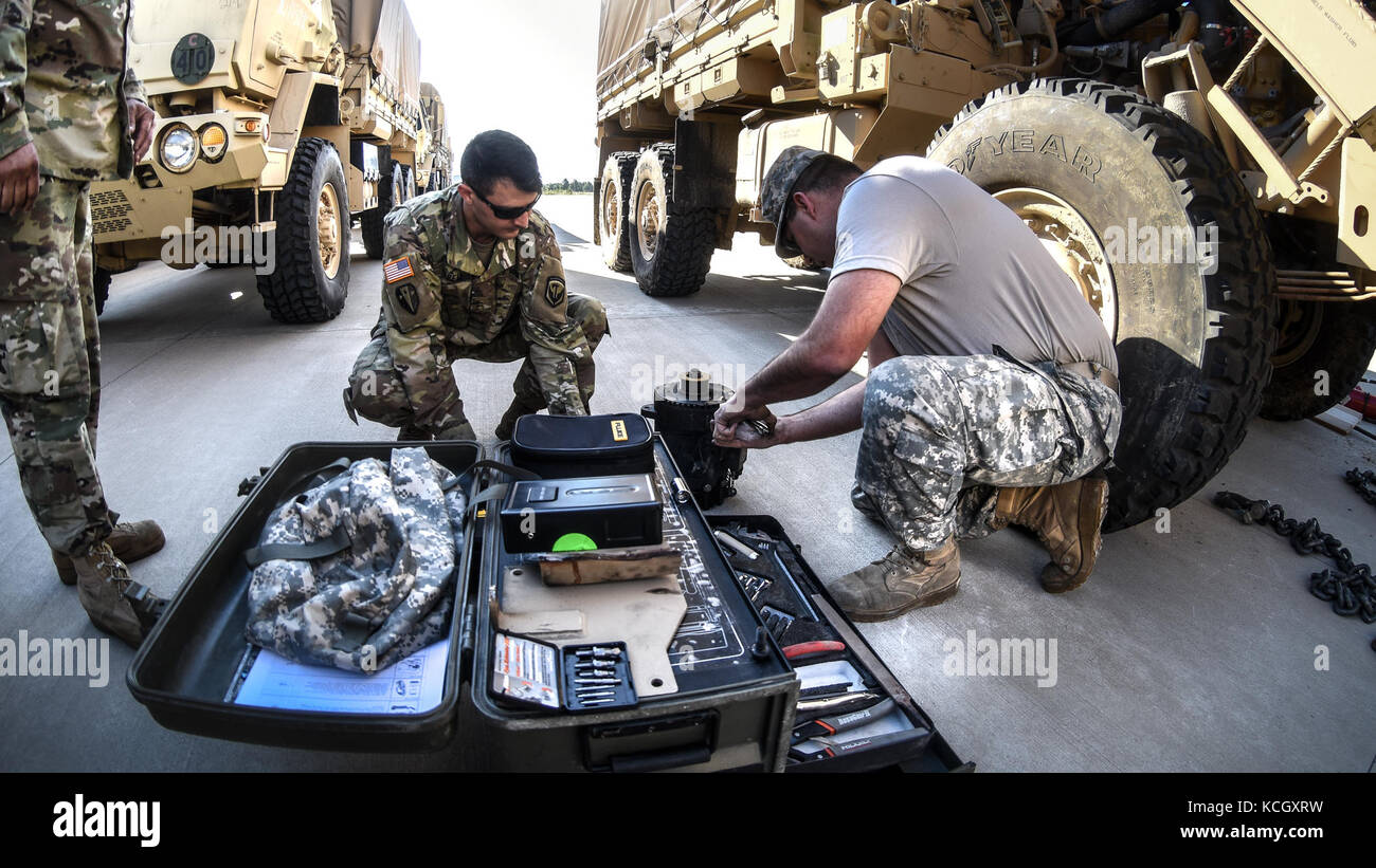 New Jersey National Guard Soldaten auf die 253Rd Transport unternehmen, 57 Truppe den Befehl, n.j. Army National Guard zugeordnet, von der South Carolina National Guard Army Aviation support Facility (loc abweichen 2), Greenville, s.c., 10. September 2017. Die Soldaten der 253Rd, die Nacht in der scng Flugbetrieb ausgegeben, um einige außerplanmäßige Wartungsarbeiten an einigen Fahrzeugen durchführen, um sich auszuruhen und. der Konvoi derzeit zu Florida geleitet wird und bereiten Disaster Response arbeiten wie Hurrikan Irma bewegt sich nach Nordwesten zu unterstützen, nach dem Landfall im südlichen Florida. (U.s. Army National Guard Stockfoto