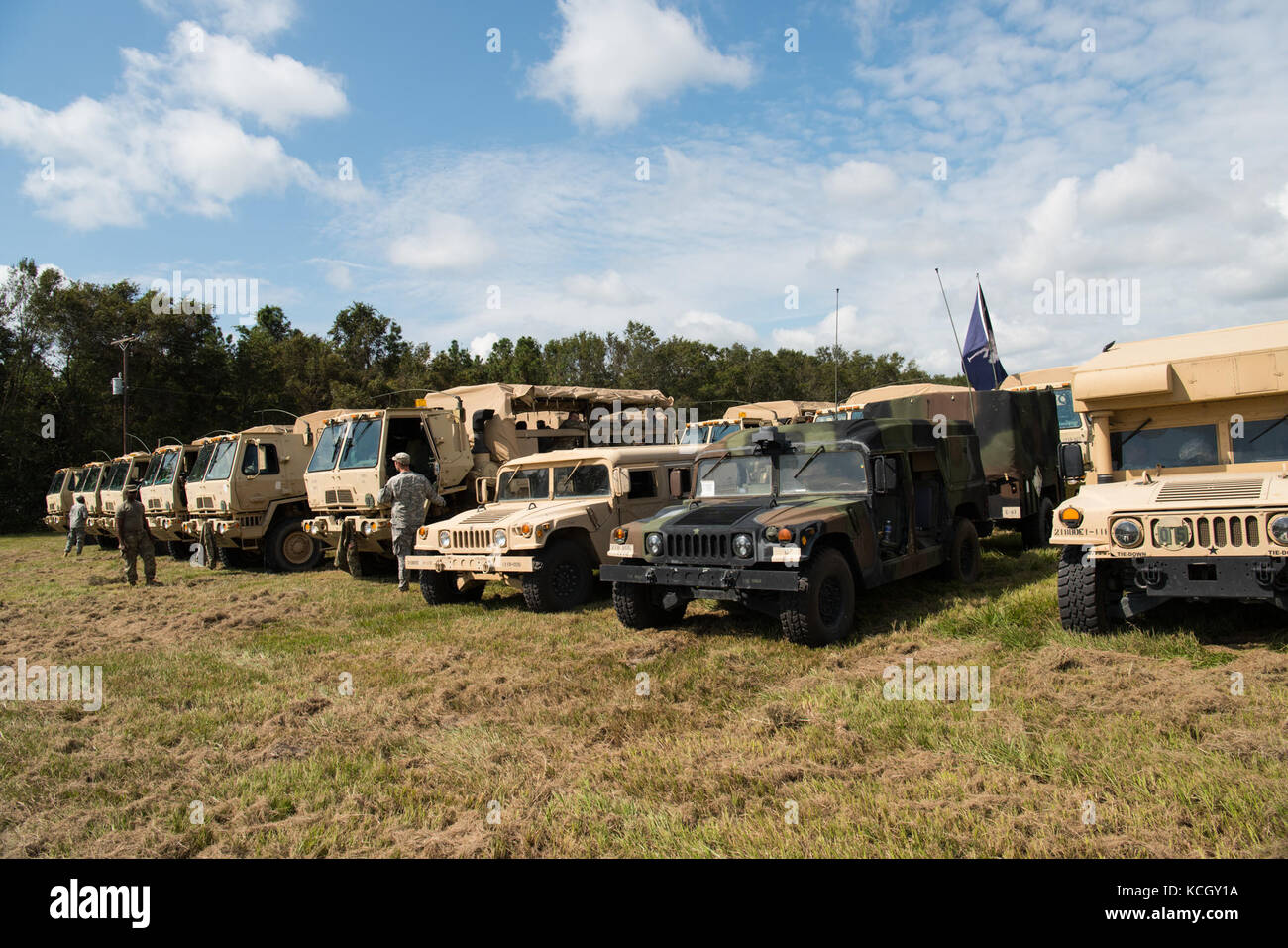 Us-Soldaten von 1-118 th Infanterie, 218 Manöver Verbesserung Brigade, South Carolina Army National Guard kommen an der Brooksville Waffenkammer in Hernando County, fl sept. 14., 2017. Die Soldaten in Florida zur Unterstützung während der Wiederaufbau nach dem Hurrikan Irma kam an Land und zerstört den Staat. (U.s. Army National Guard Foto: Staff Sgt. Erica Ritter, 108 öffentliche Angelegenheiten Abteilung) Stockfoto