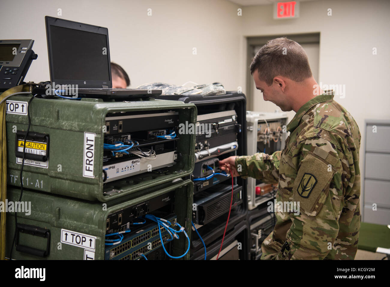 Us-Soldaten von 1-118 th Infanterie, 218 Manöver Verbesserung Brigade, South Carolina Army National Guard führen Operationen aus der brooksville Waffenkammer in Hernando County, fl sept. 16., 2017. Die Soldaten in Florida zur Unterstützung während der Wiederaufbau nach dem Hurrikan Irma kam an Land und zerstört den Staat. (U.s. Army National Guard Foto: Staff Sgt. Erica Ritter, 108 öffentliche Angelegenheiten Abteilung) Stockfoto