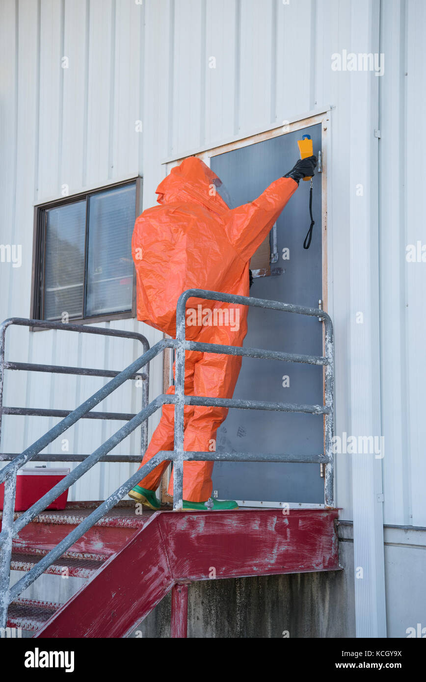 Us-Soldaten und Piloten auf der 43 zivilen Unterstützung Team zugewiesen, South Carolina National Guard, Zug auf ihre Techniken bei der Beurteilung der Frage, wie mit einem verdächtigen Paket zu behandeln, an der Columbia Metro Flughafen, West Columbia, s.c., okt., 3, 2017. Das Training war in der Vorbereitung für eine bevorstehende nationaler Ebene Kontrolle sowie ihre Fähigkeiten in der Beratung, Unterstützung zu verfeinern, zu bewerten und eventuelle Gefahren für Bundes-, Landes- und lokalen Incident Kommandeure identifizieren. (U.s. Army National Guard Foto von spc. Chelsea Baker) Stockfoto