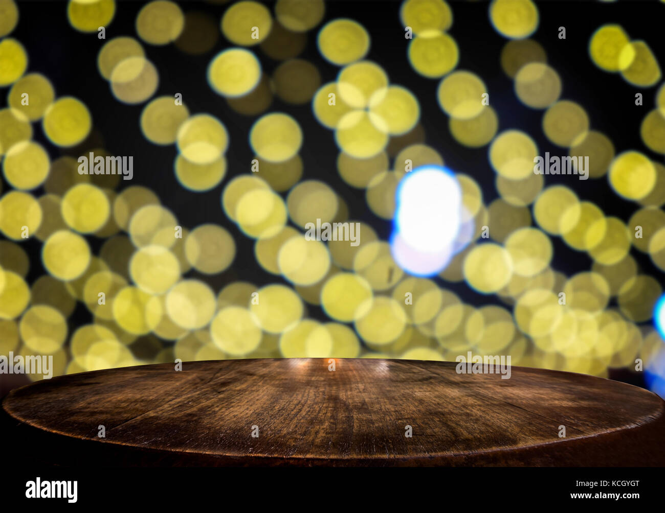 Holz- Tischplatte auf blur Nachtlicht bokeh Hintergrund für das Display, montage Produkt oder Unternehmen Stockfoto