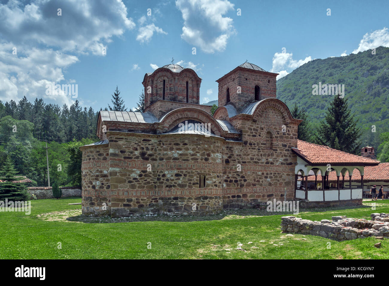 Mittelalterliche Kirche in Poganovo Kloster des Heiligen Johannes der Theologe und Balkan-Berg, Serbien Stockfoto