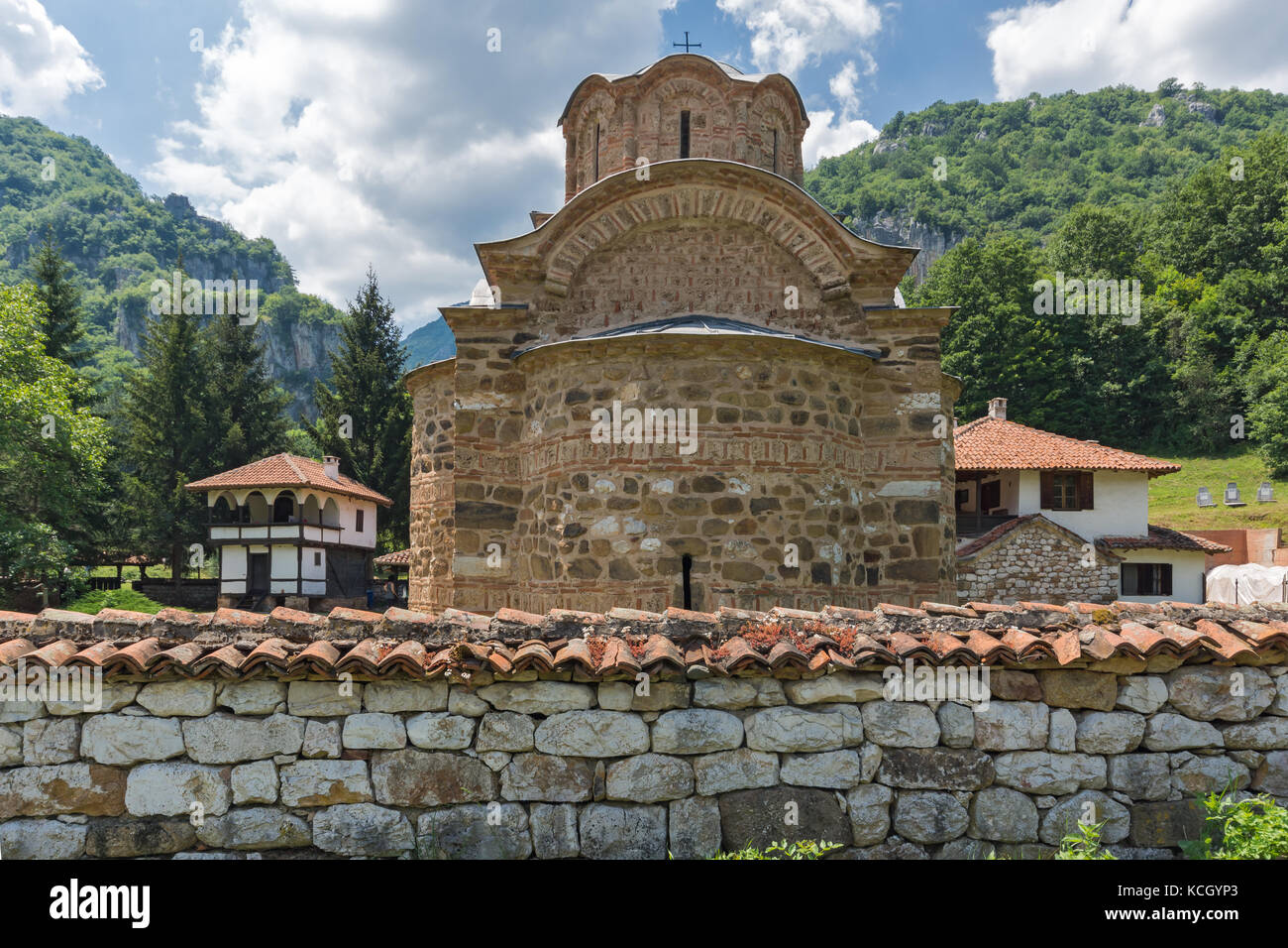 Kirche und alte Gebäude im Poganovo Kloster des Heiligen Johannes der Theologe und Erma-Schlucht, Serbien Stockfoto