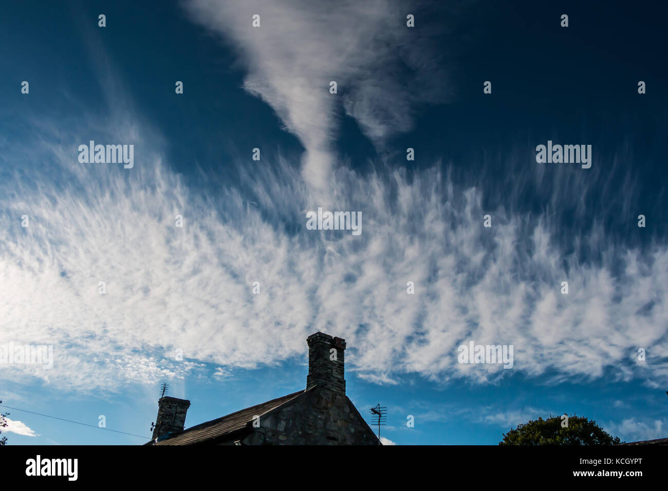 UK Wetter, dichten Zirruswolkenbildung mit einer ungewöhnlichen Störungen über eine Dachterrasse in North Yorkshire mit Kopie Raum Stockfoto