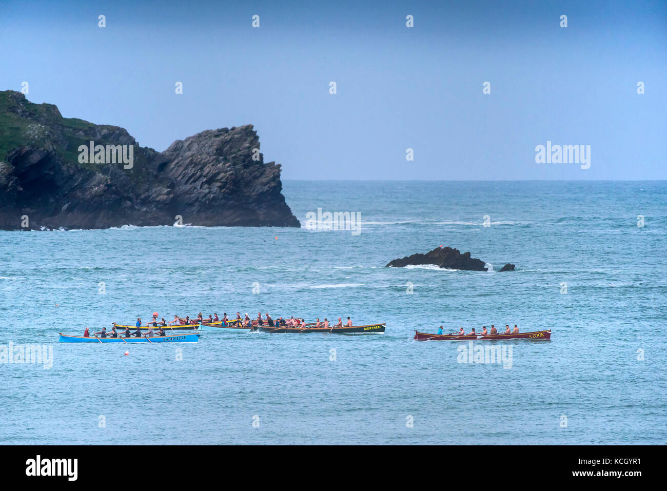 Gig Racing - traditionelle Cornish Pilot Gigs Rennen vor der Küste von Newquay in Cornwall. Stockfoto