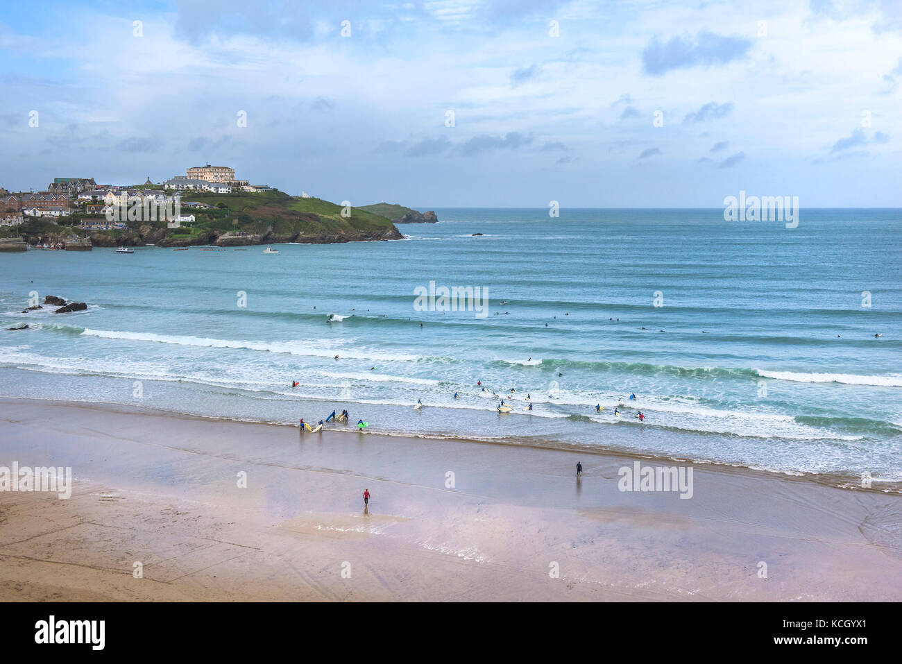 Surfen in Cornwall - Surfaktivitäten am Great Western Beach in Newquay, Cornwall. Stockfoto