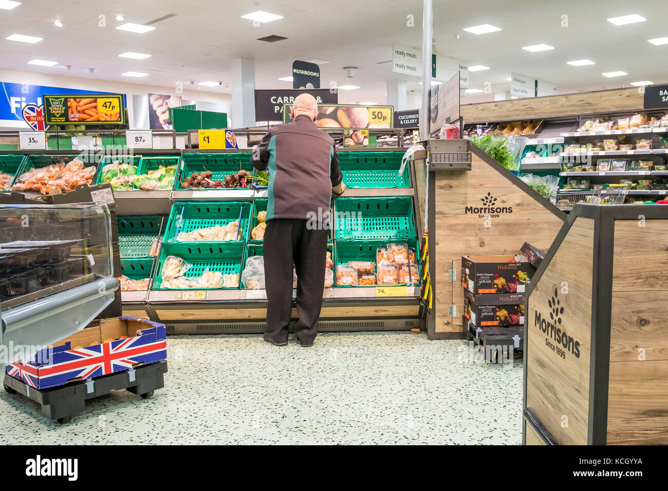 Arbeiten in einem Supermarkt - ein Mitarbeiter in einem Morrisons Supermarkt arbeiten. Stockfoto