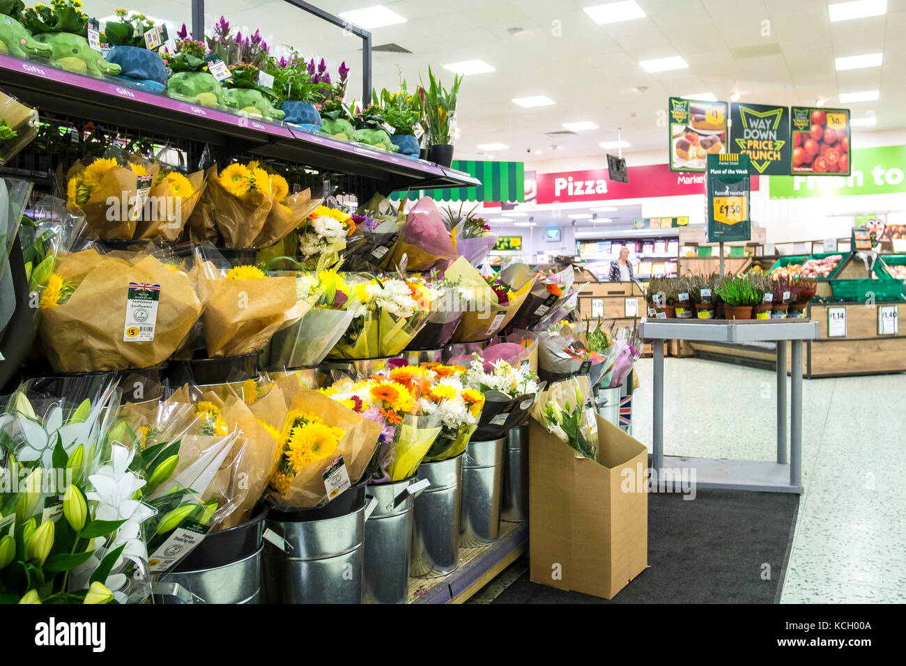 Einkaufen in einem Supermarkt - Blumensträuße auf dem Display und zum Verkauf in einem Morrisons Supermarkt. Stockfoto