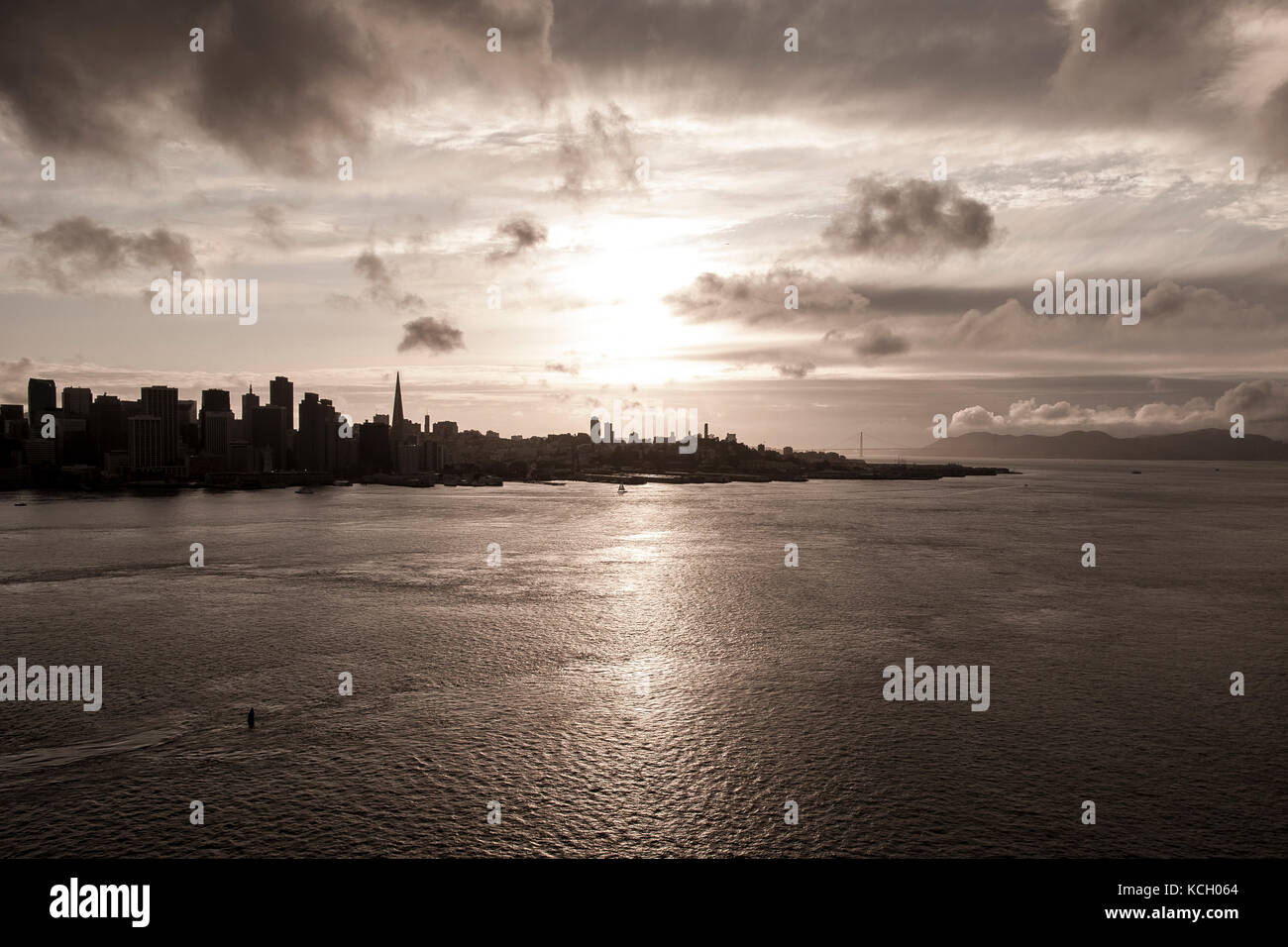 San Francisco während des Sonnenuntergangs. Blick von der Bay Bridge Stockfoto