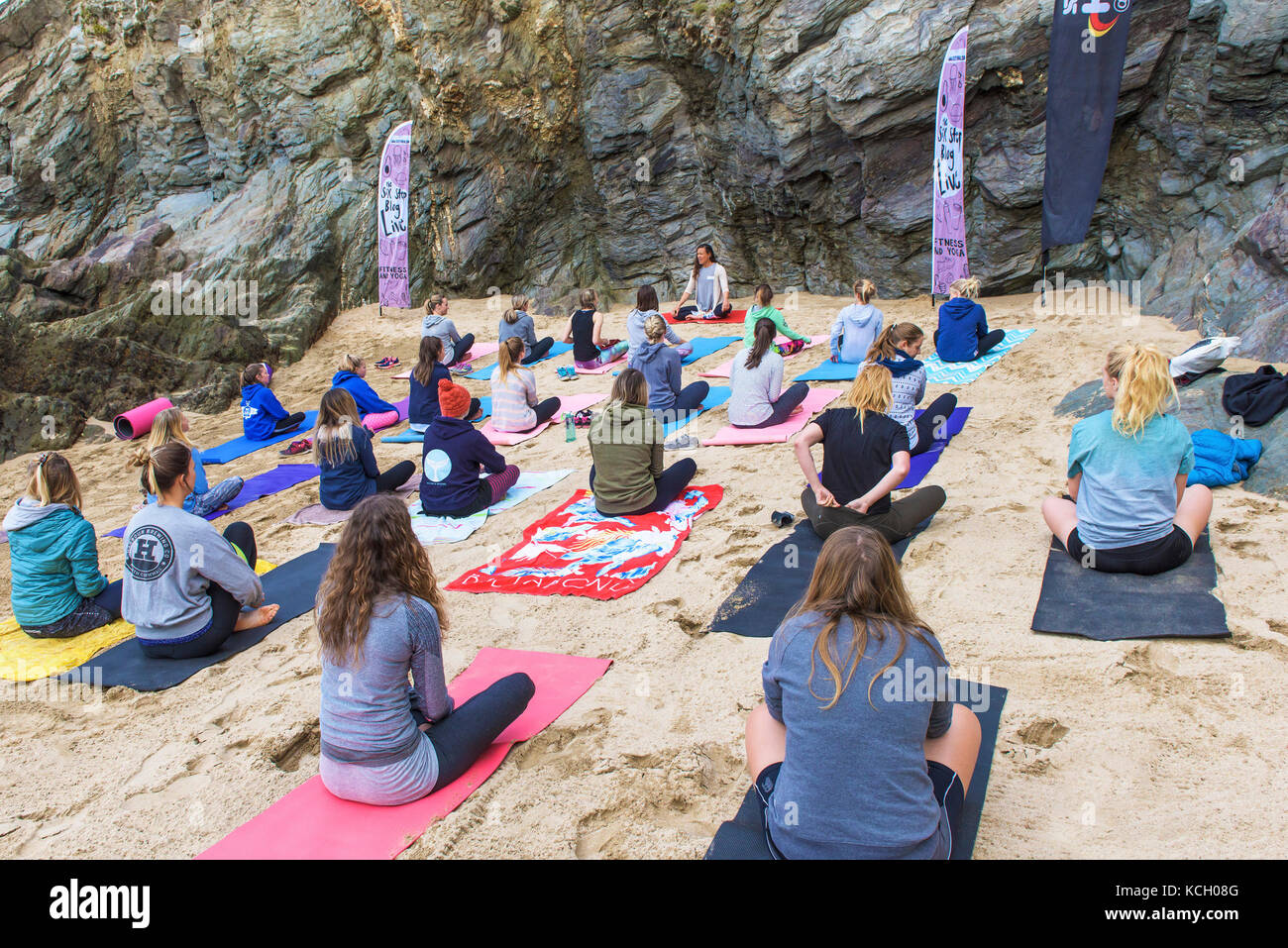 Eine Gruppe Frauen Yoga am Strand - Surf Betty's Festival ein Festival in Newquay gehalten, die Frauen durch Fitness und Surfen. Stockfoto
