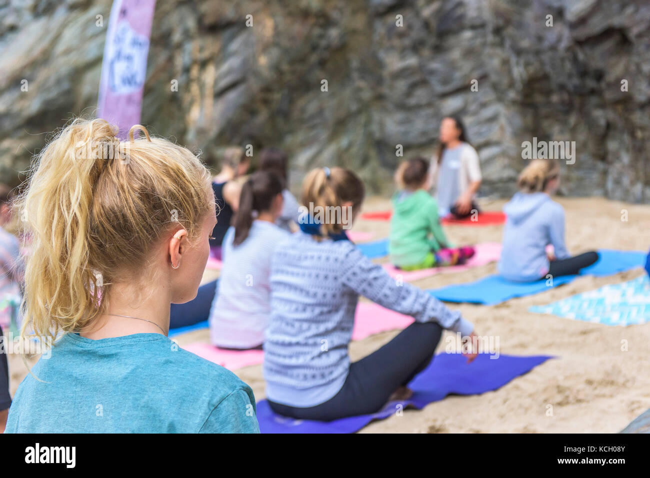 Eine Gruppe Frauen Yoga am Strand - Surf Betty's Festival ein Festival in Newquay gehalten, die Frauen durch Fitness und Surfen. Stockfoto