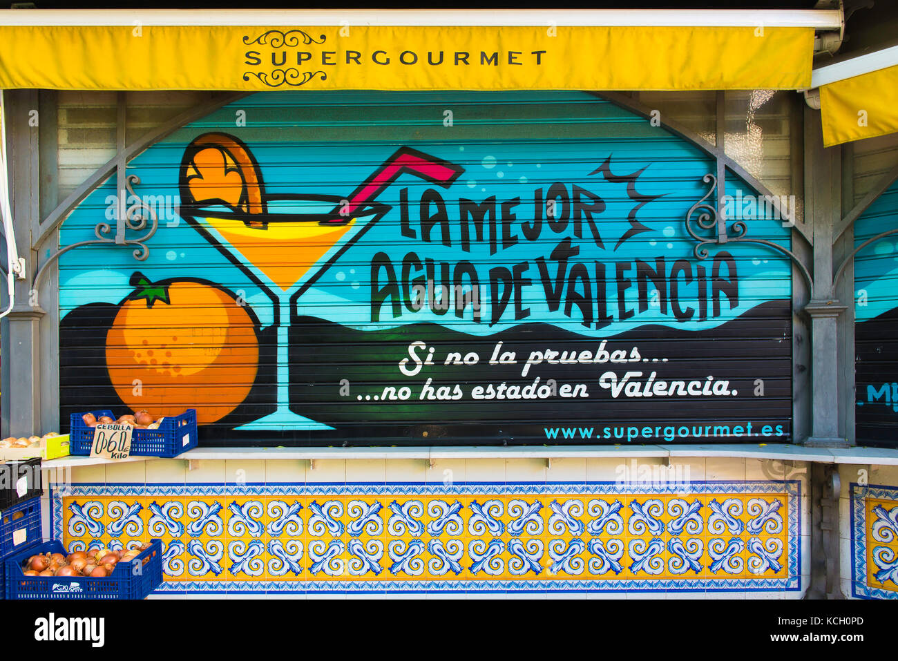 Valencia Essen trinken, eine Werbung für Agua de Valencia auf der Fensterläden einer frischen Orange Kiosk neben dem Mercado Central in Valencia, Spanien. Stockfoto