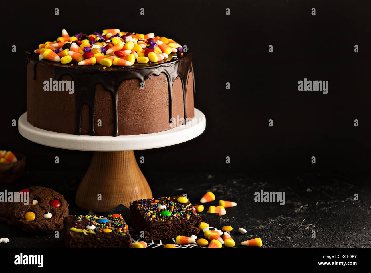 Halloween Schokolade Kuchen mit Süßigkeiten auf der Oberseite Stockfoto