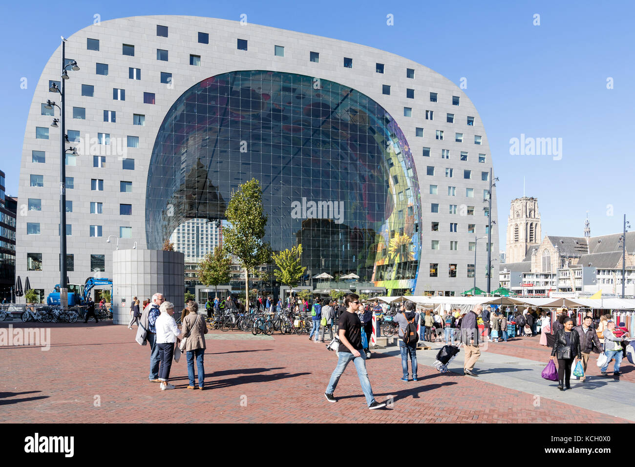 Die markthal (Halle), ein Wohn- und Geschäftshaus mit einer Halle unter, in Rotterdam, Niederlande Stockfoto