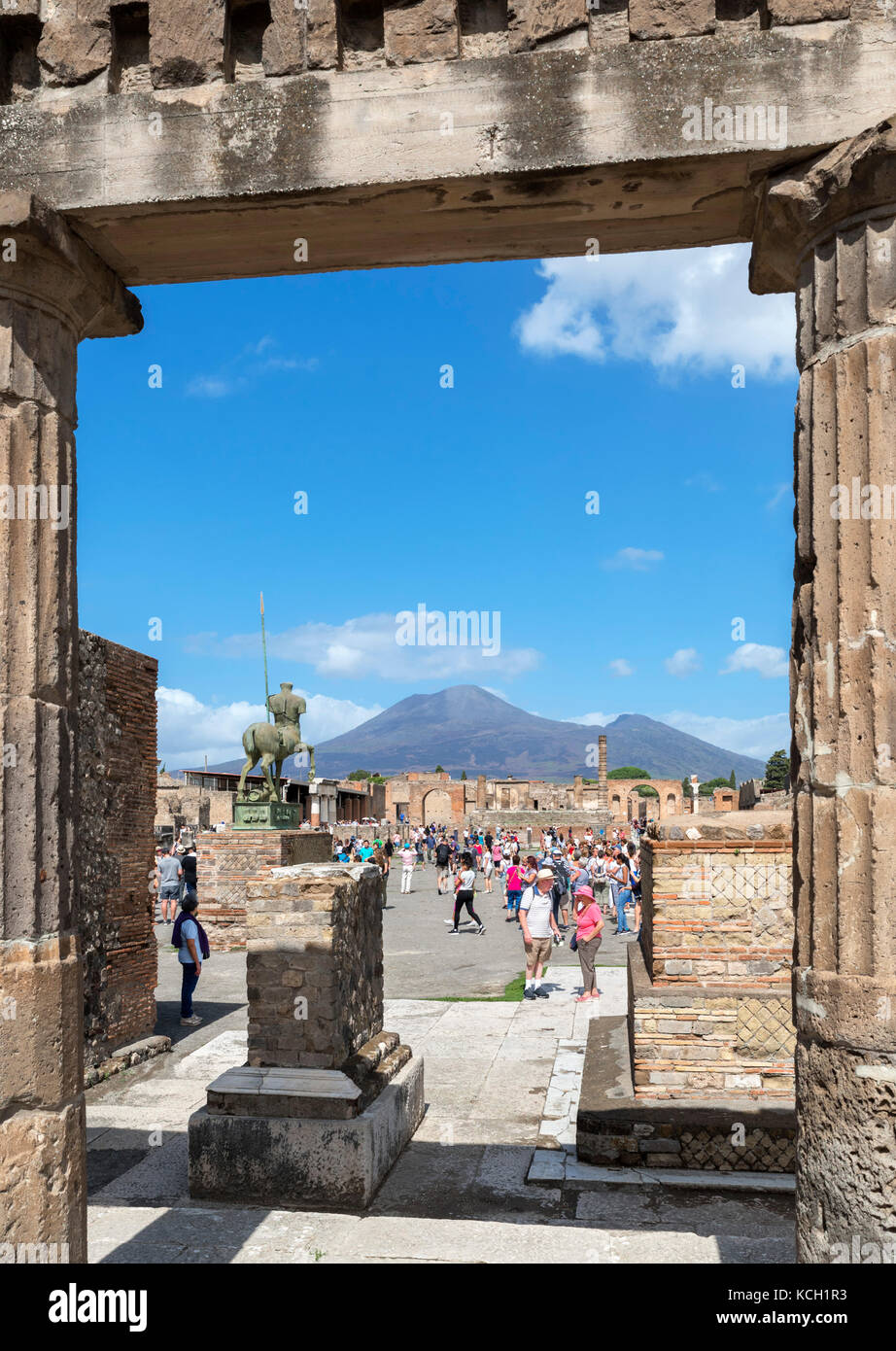 Ruinen des Forum Romanum in Pompeji (Pompei) mit Blick auf den Vesuv im Hintergrund, Neapel, Kampanien, Italien Stockfoto